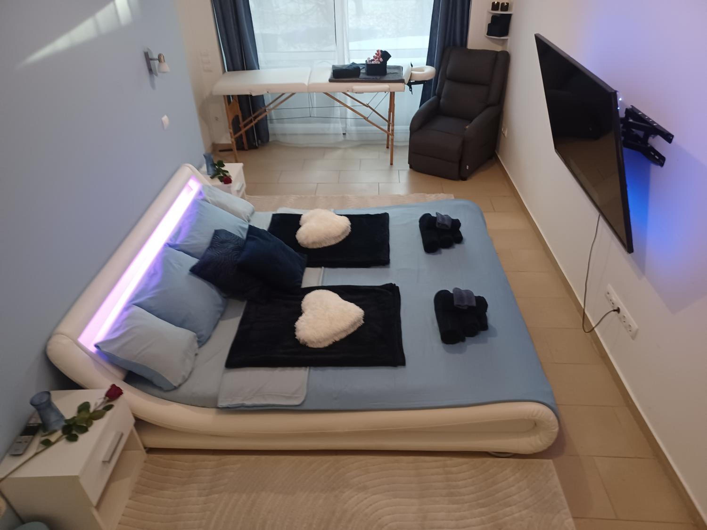 One-Bedroom Apartment with Lake View