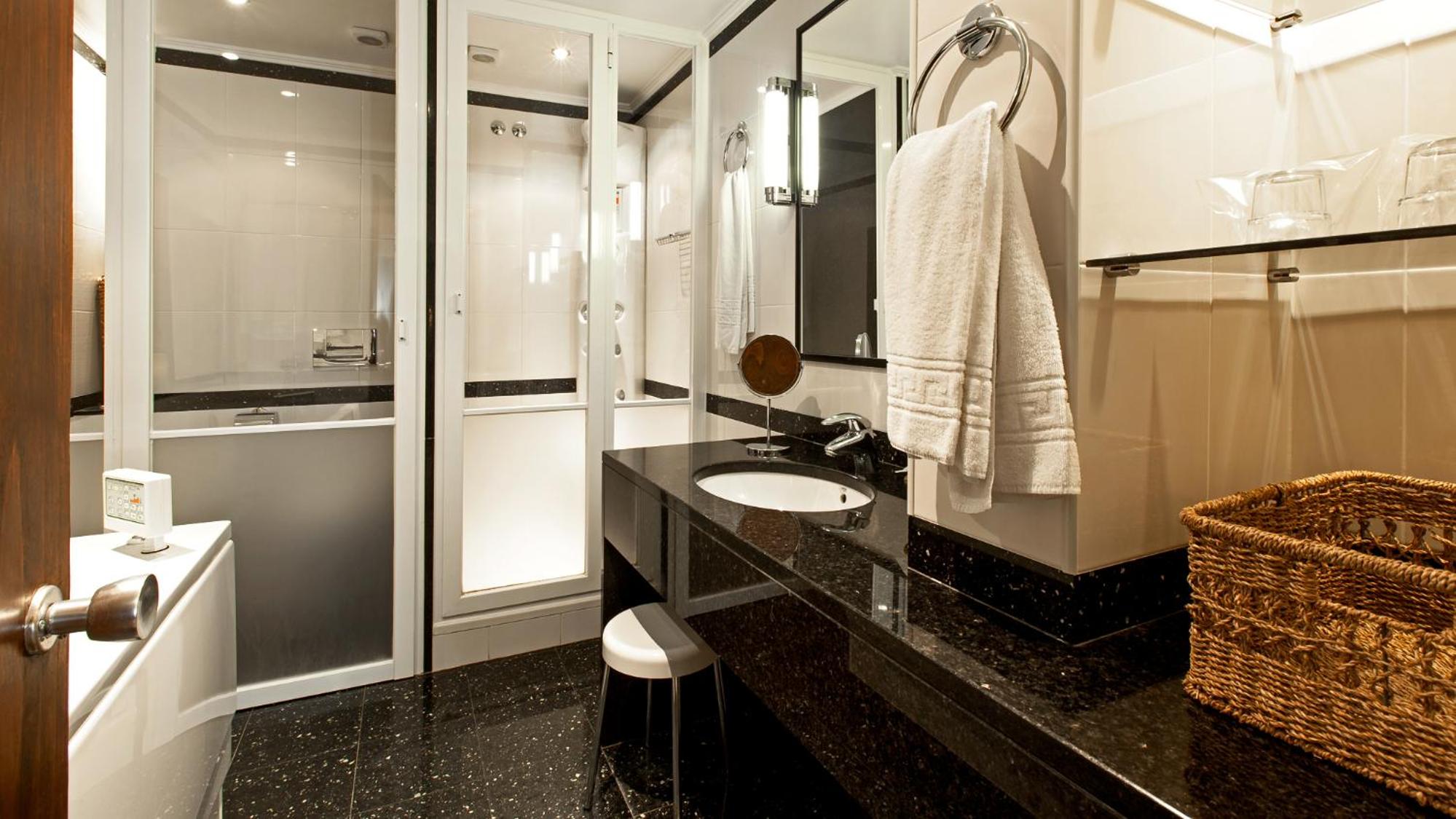 Suite with Hot Tub and Terrace