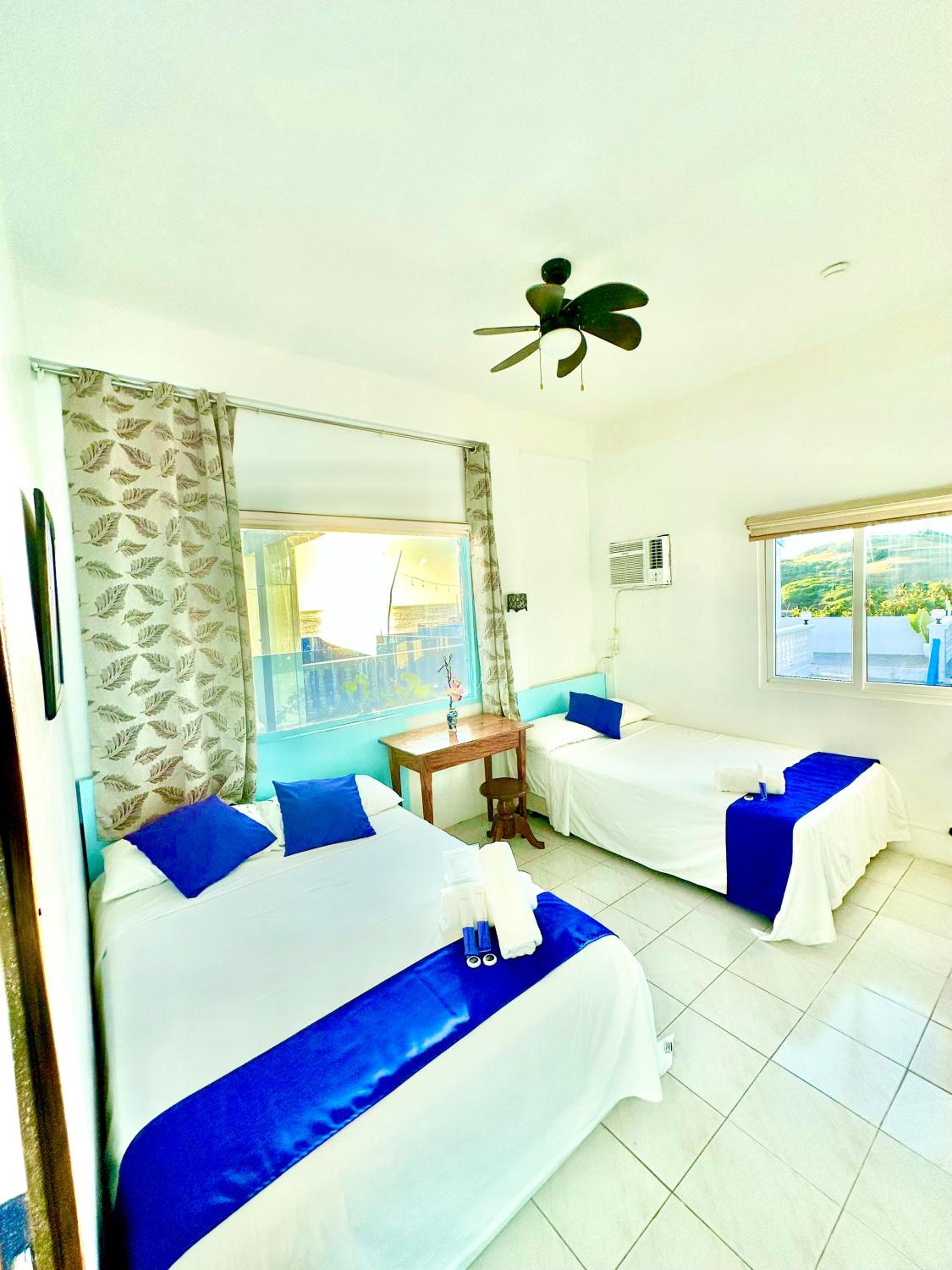 Quadruple Room with Sea View - Photo 2