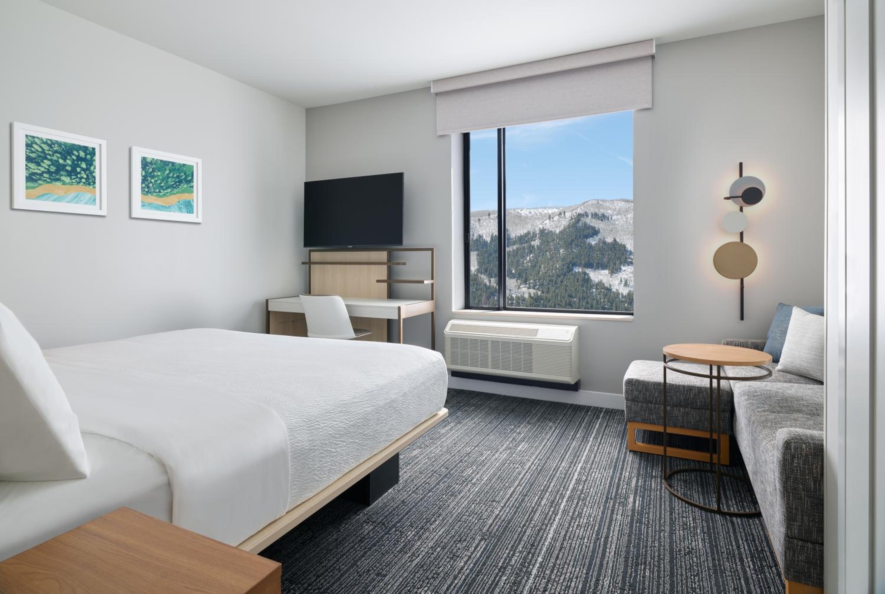 Studio, 1 King, Sofa bed, Mountain view (Mobility &amp; Hearing Accessible w/ Roll-in Shower) photo 1