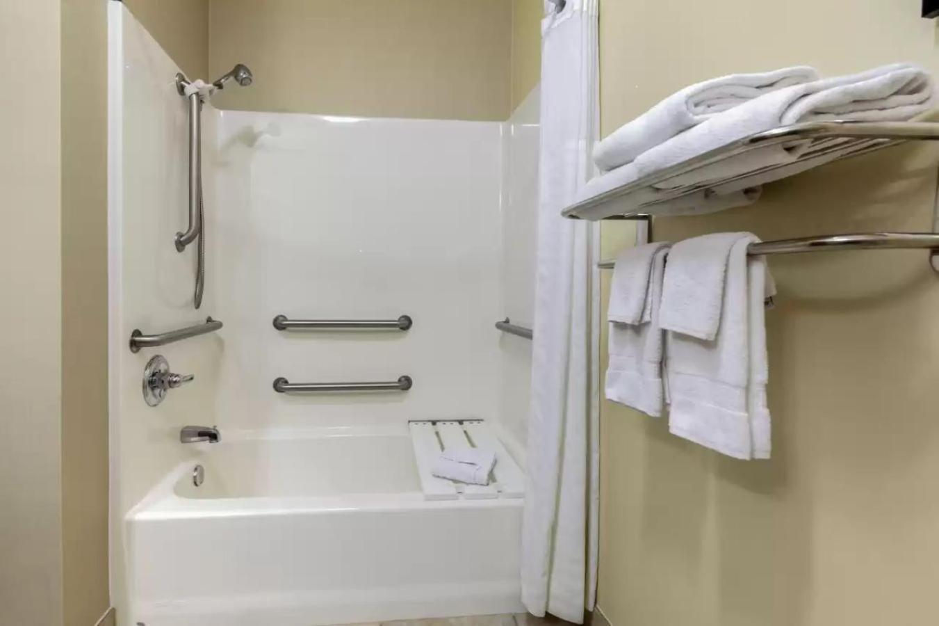 King Room - Non-Smoking/Mobility Accessible - Photo 3