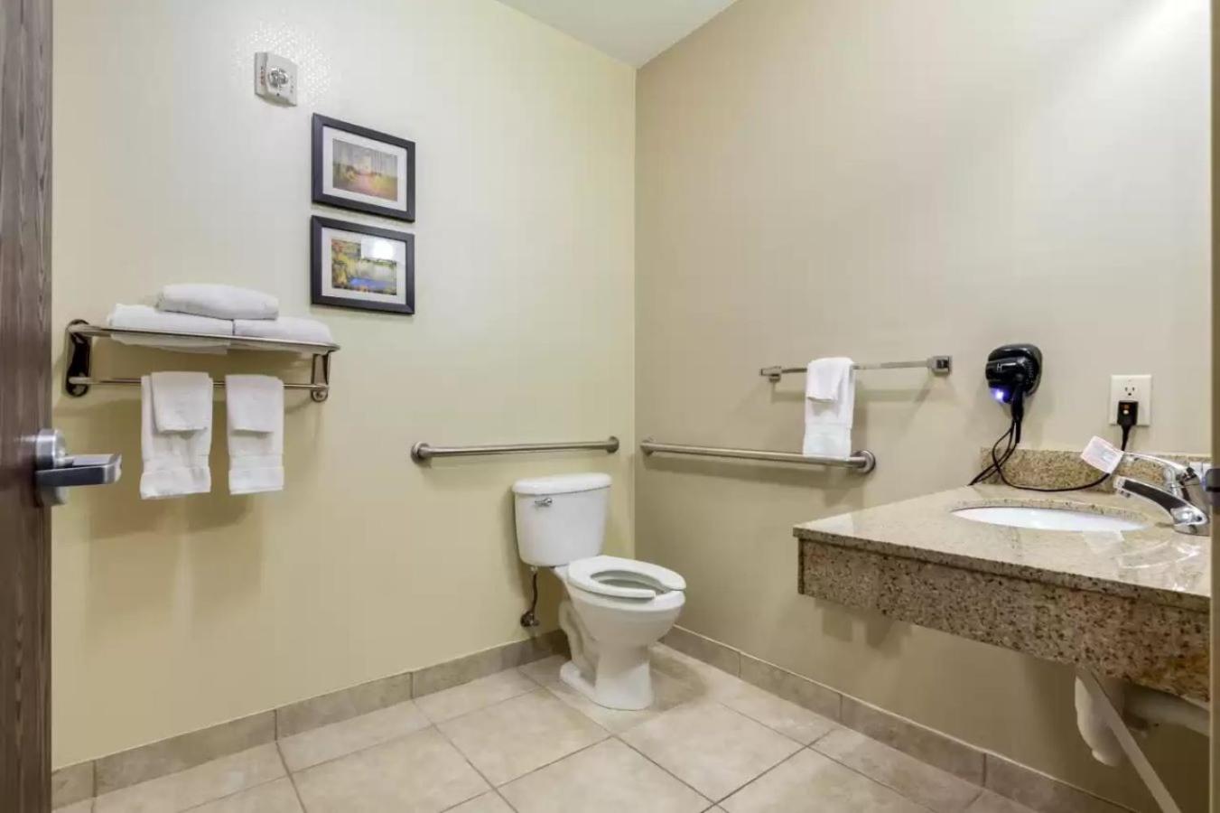 King Room - Non-Smoking/Mobility Accessible - Photo 5