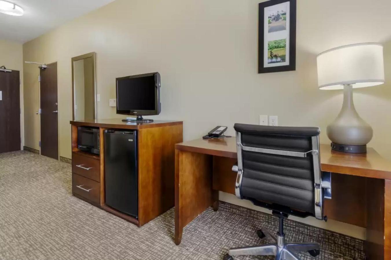 King Room - Non-Smoking - Photo 7
