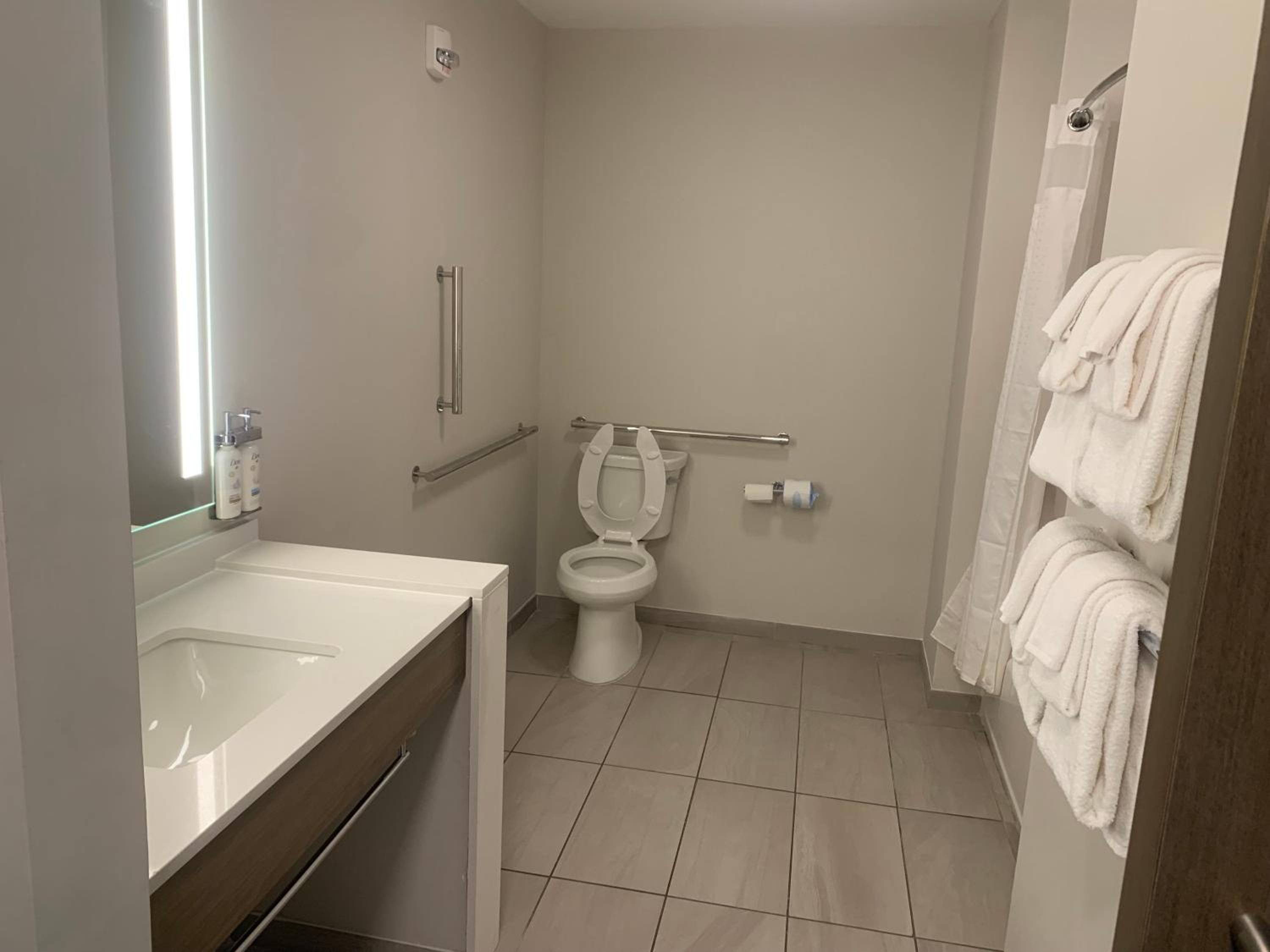 Standard King Room with Roll In Shower - Mobility Accessible - Photo 3