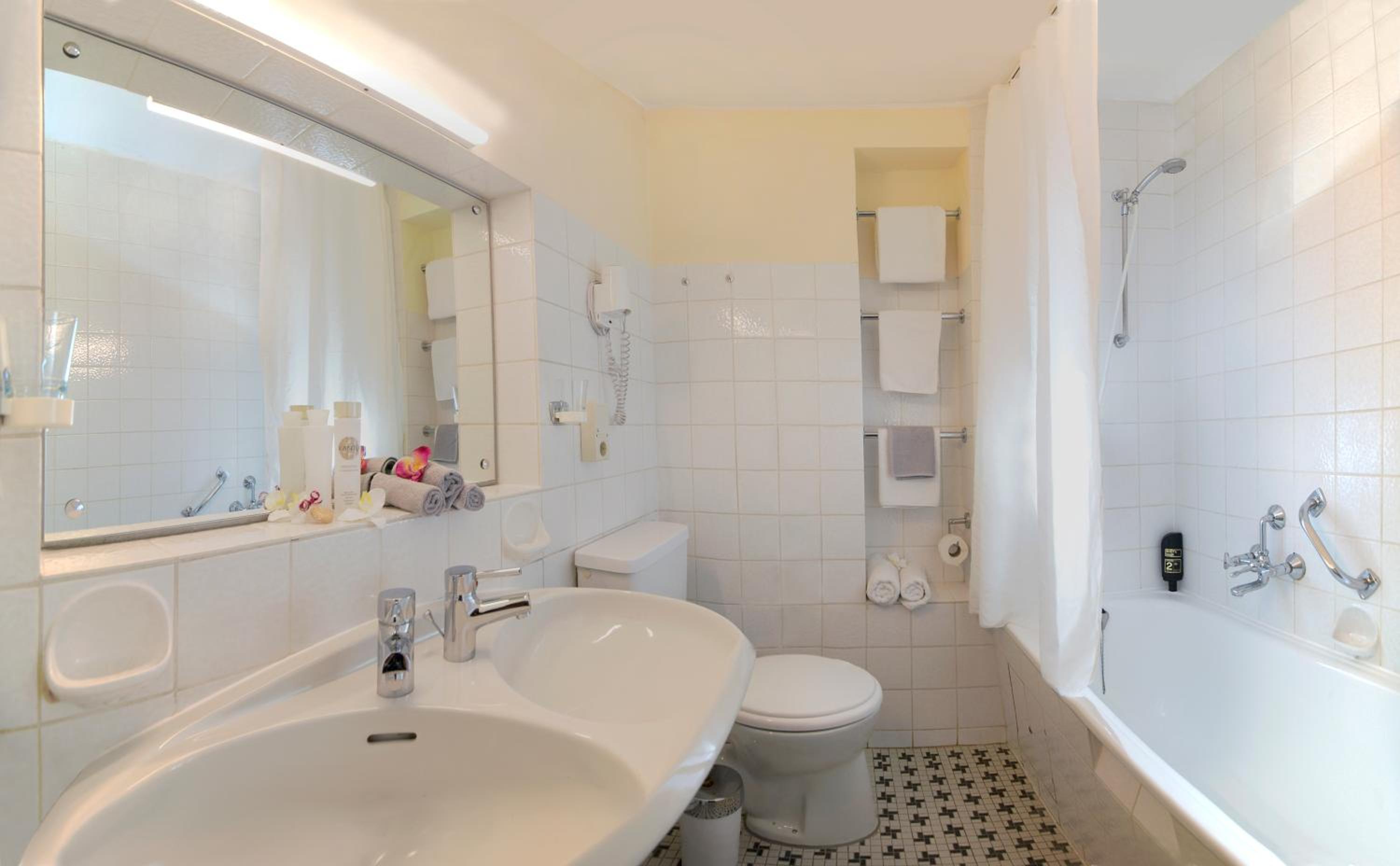 Budget Double Room - Photo 5
