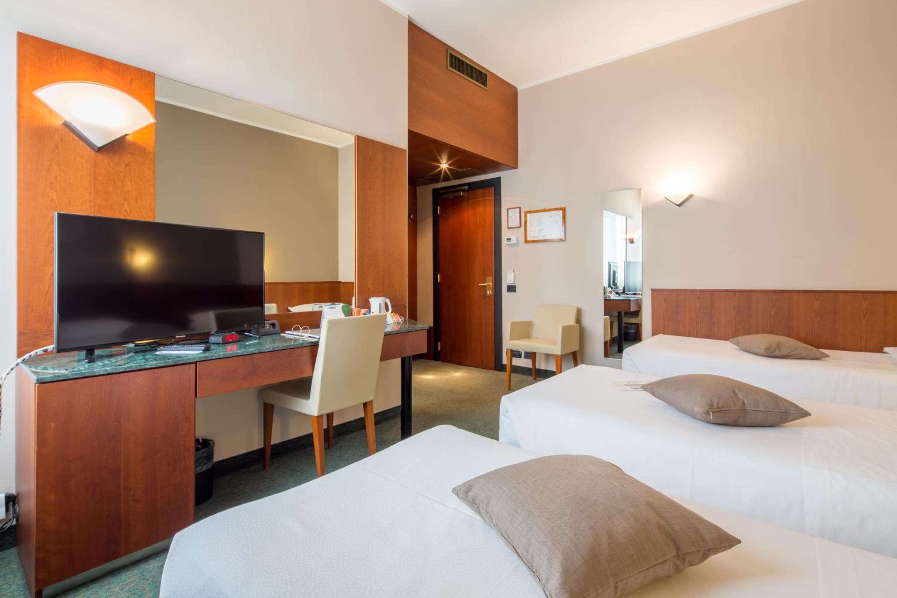 Classic Queen Room with Single Bed - Photo 14