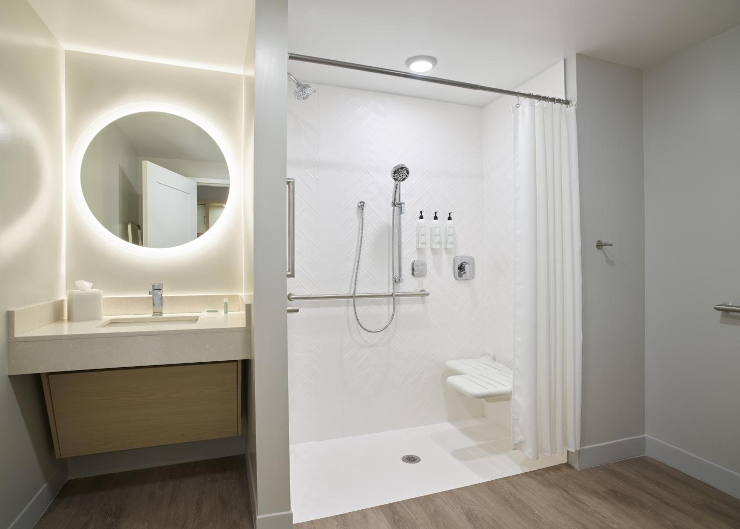 Top Floor, Studio, 2 Queen, Mountain view (Mobility &amp; Hearing Accessible w/ Roll-in Shower) - Photo 2