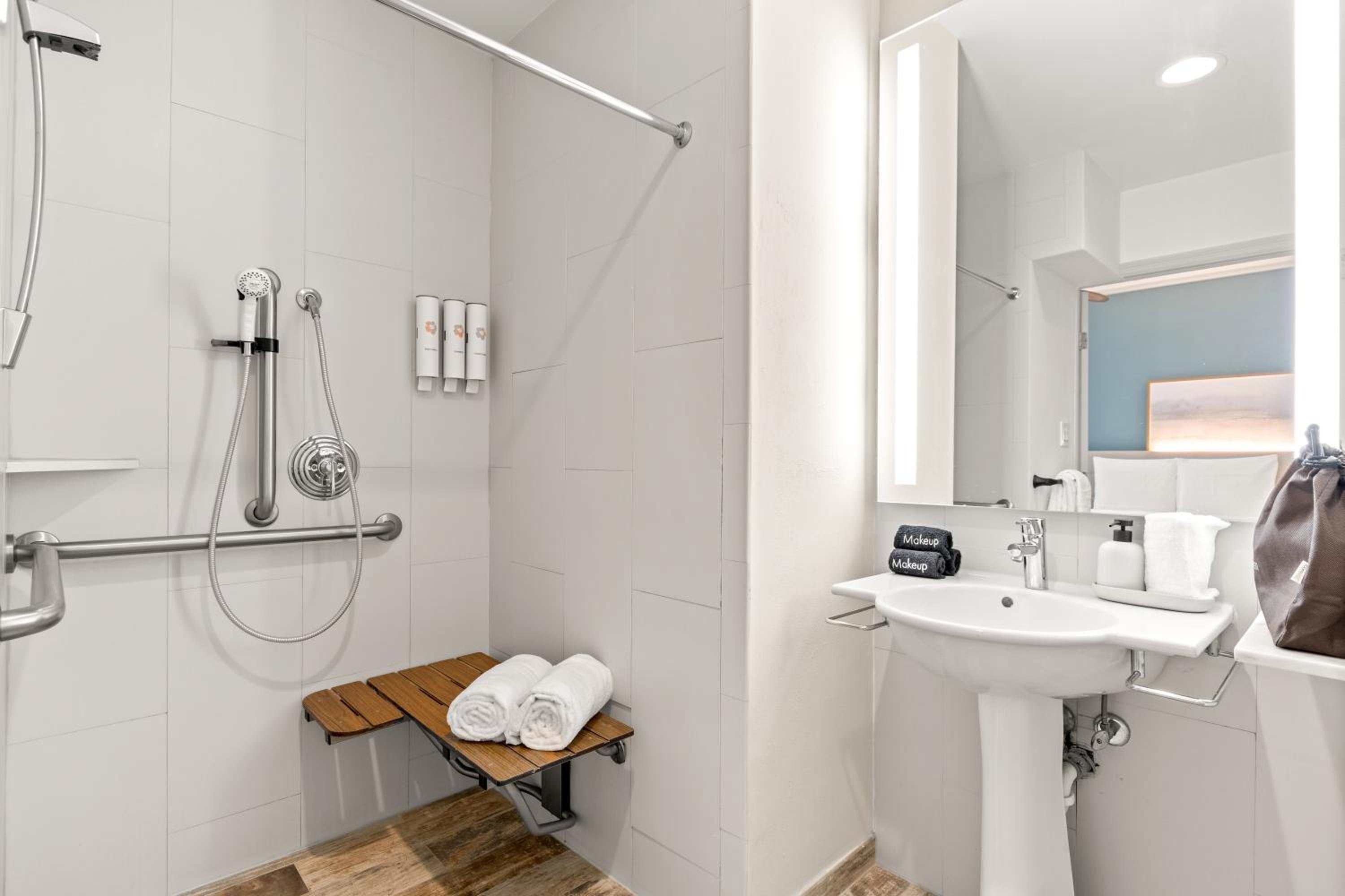 King Suite - Disability Access - Photo 9