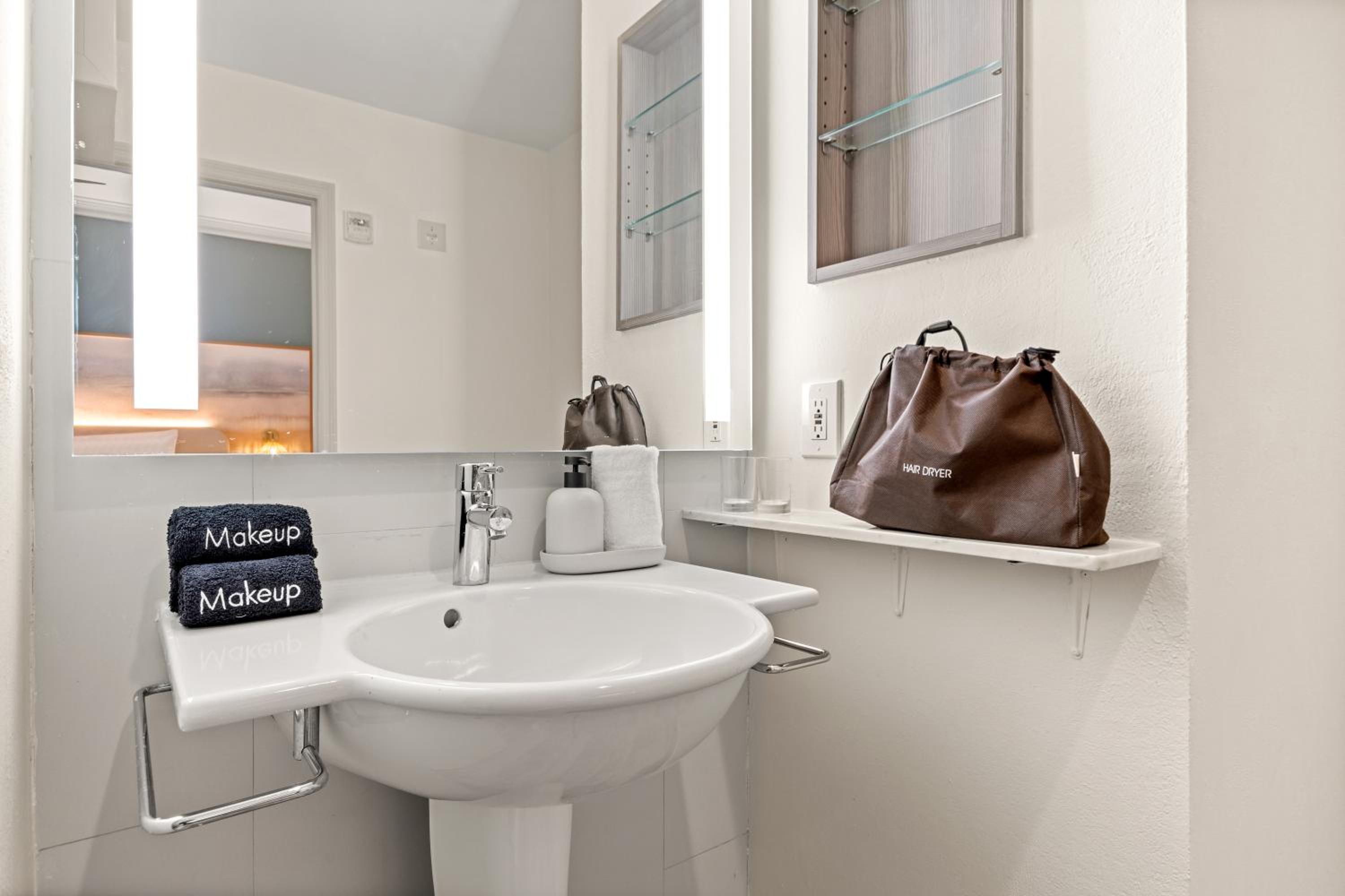 King Suite - Disability Access - Photo 8