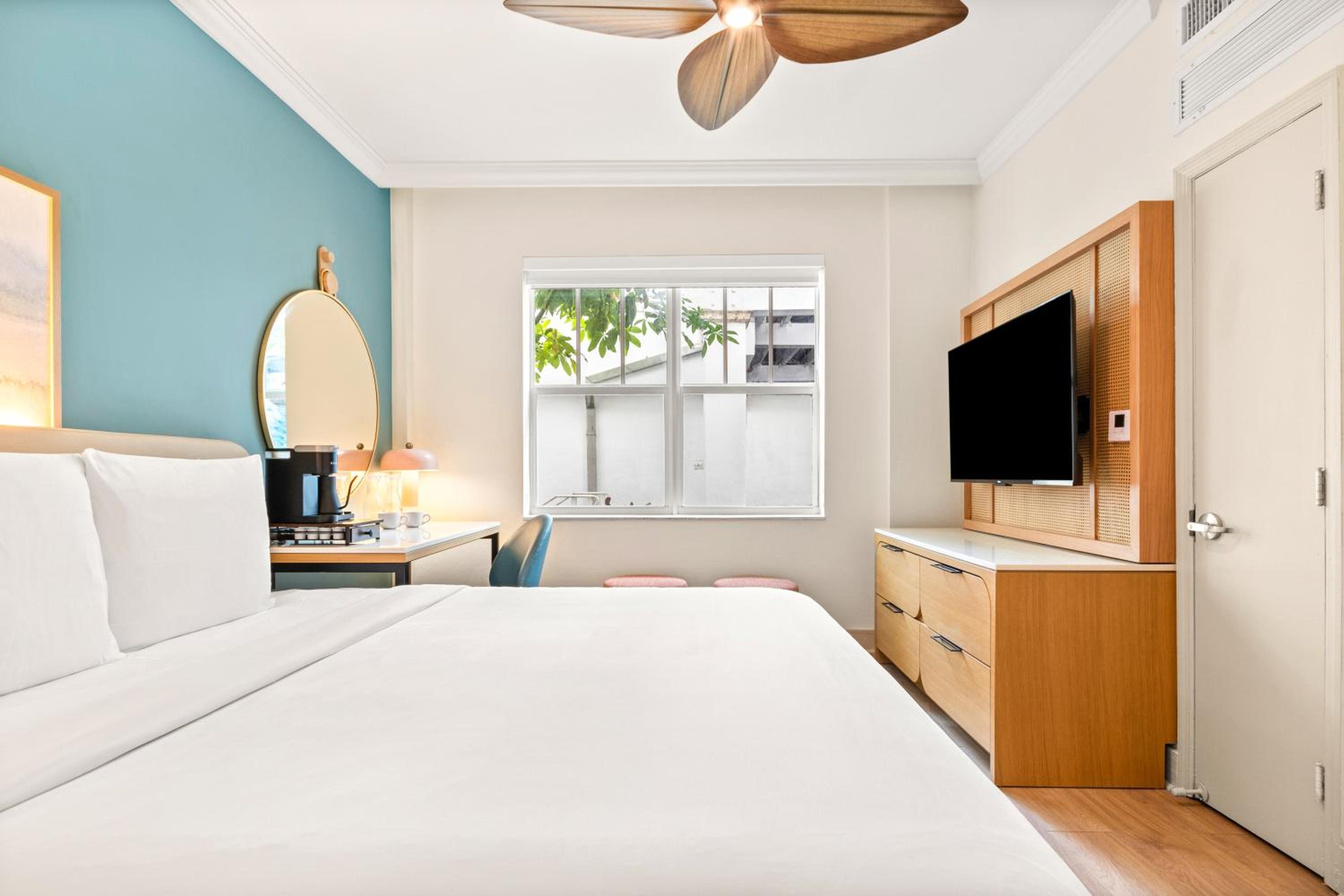 King Suite - Disability Access - Photo 6