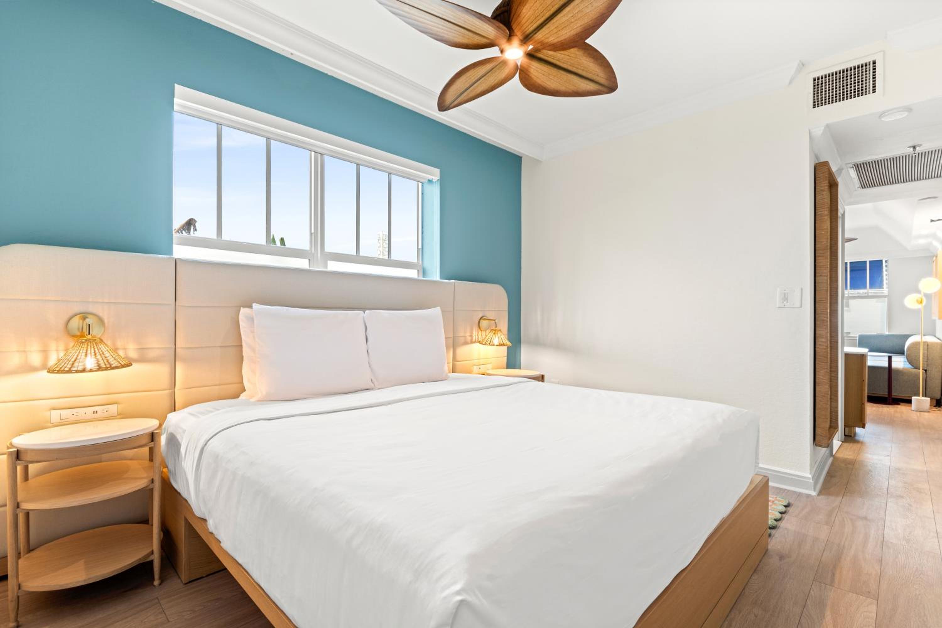 Deluxe King Suite - Photo 5