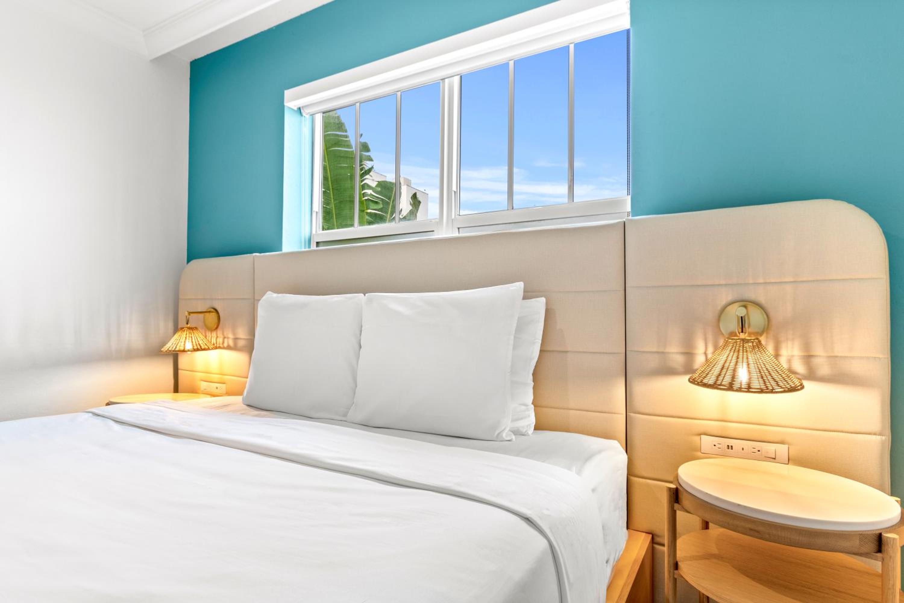 Deluxe King Suite - Photo 7