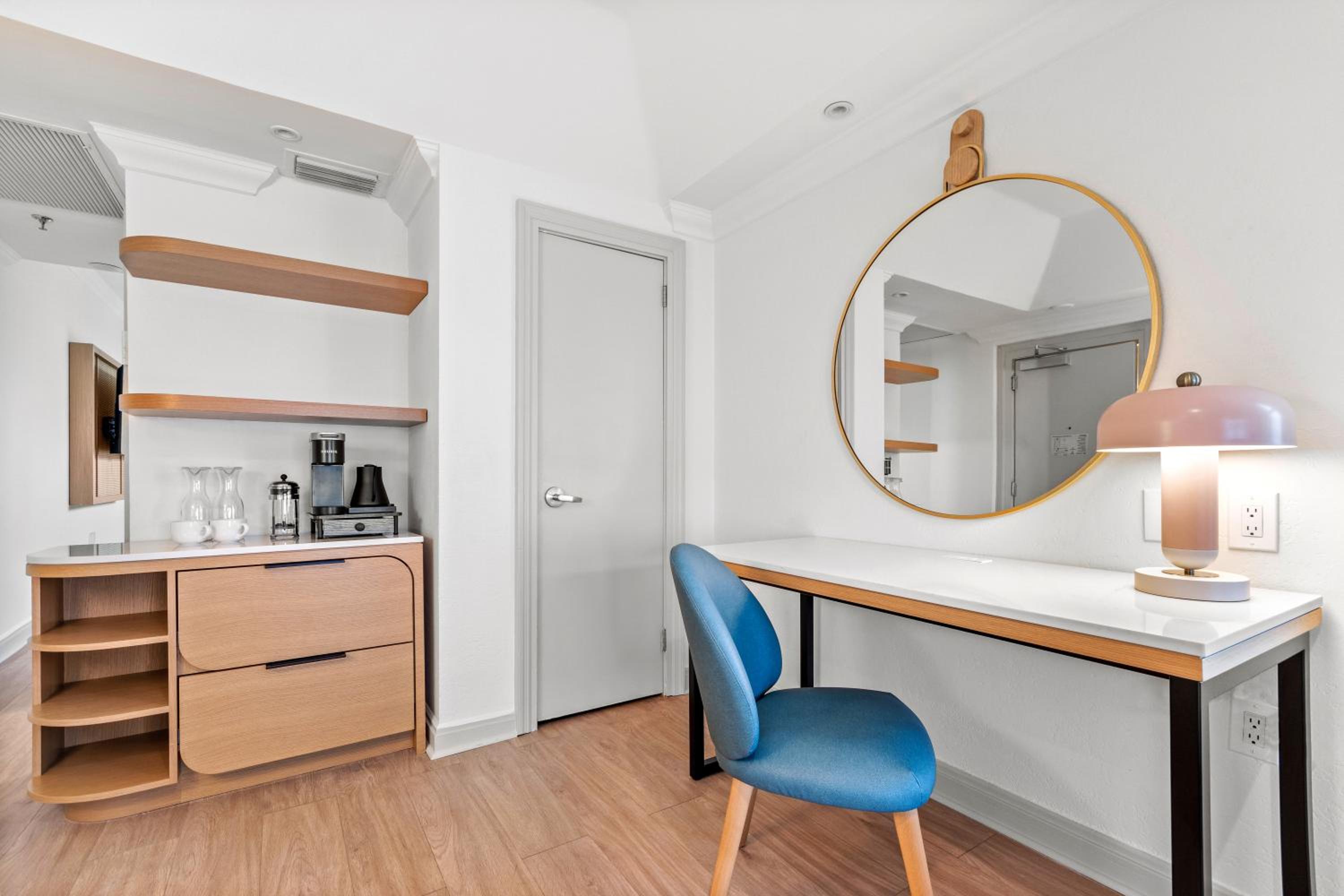 Deluxe King Suite - Photo 3
