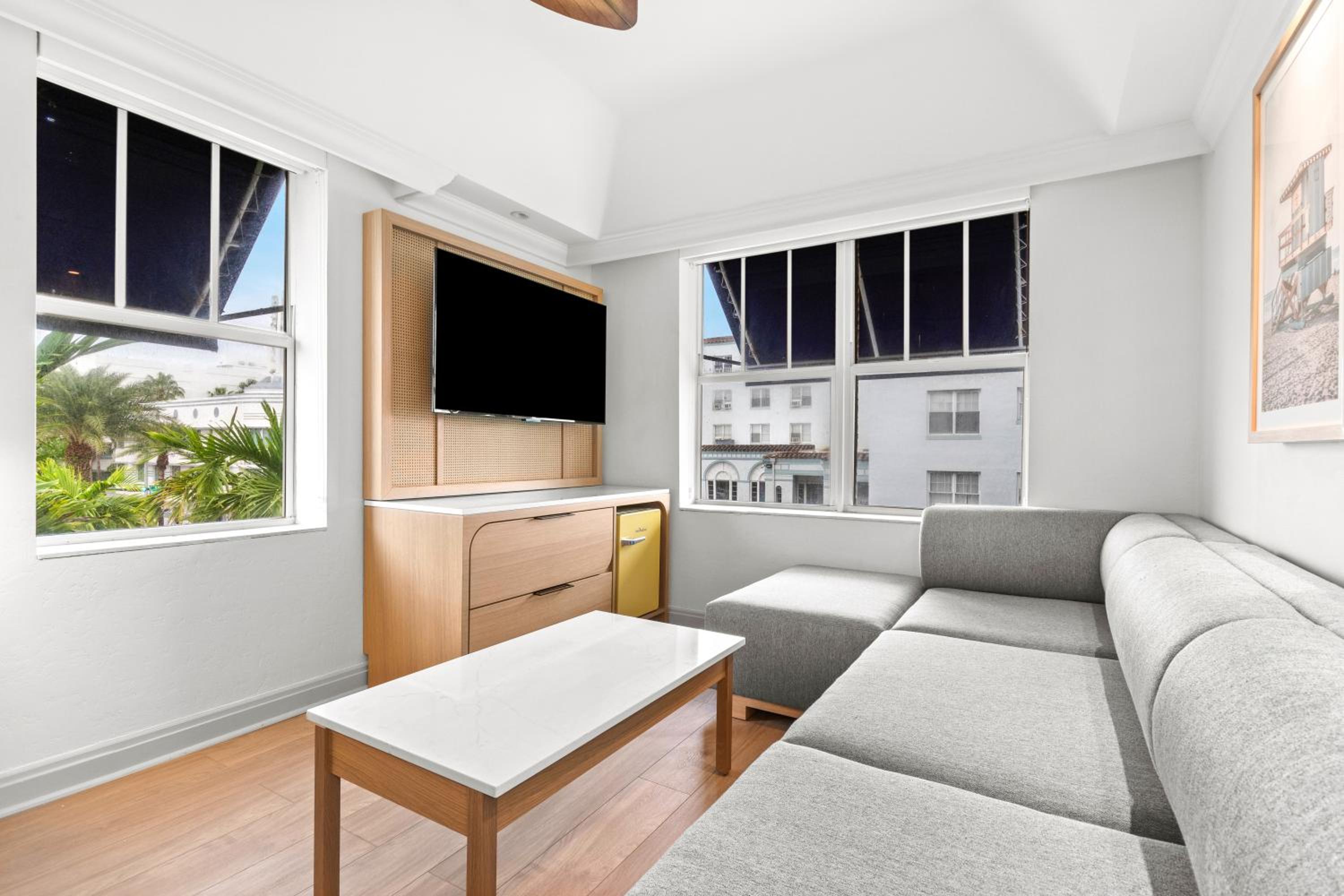 Deluxe King Suite - Photo 6