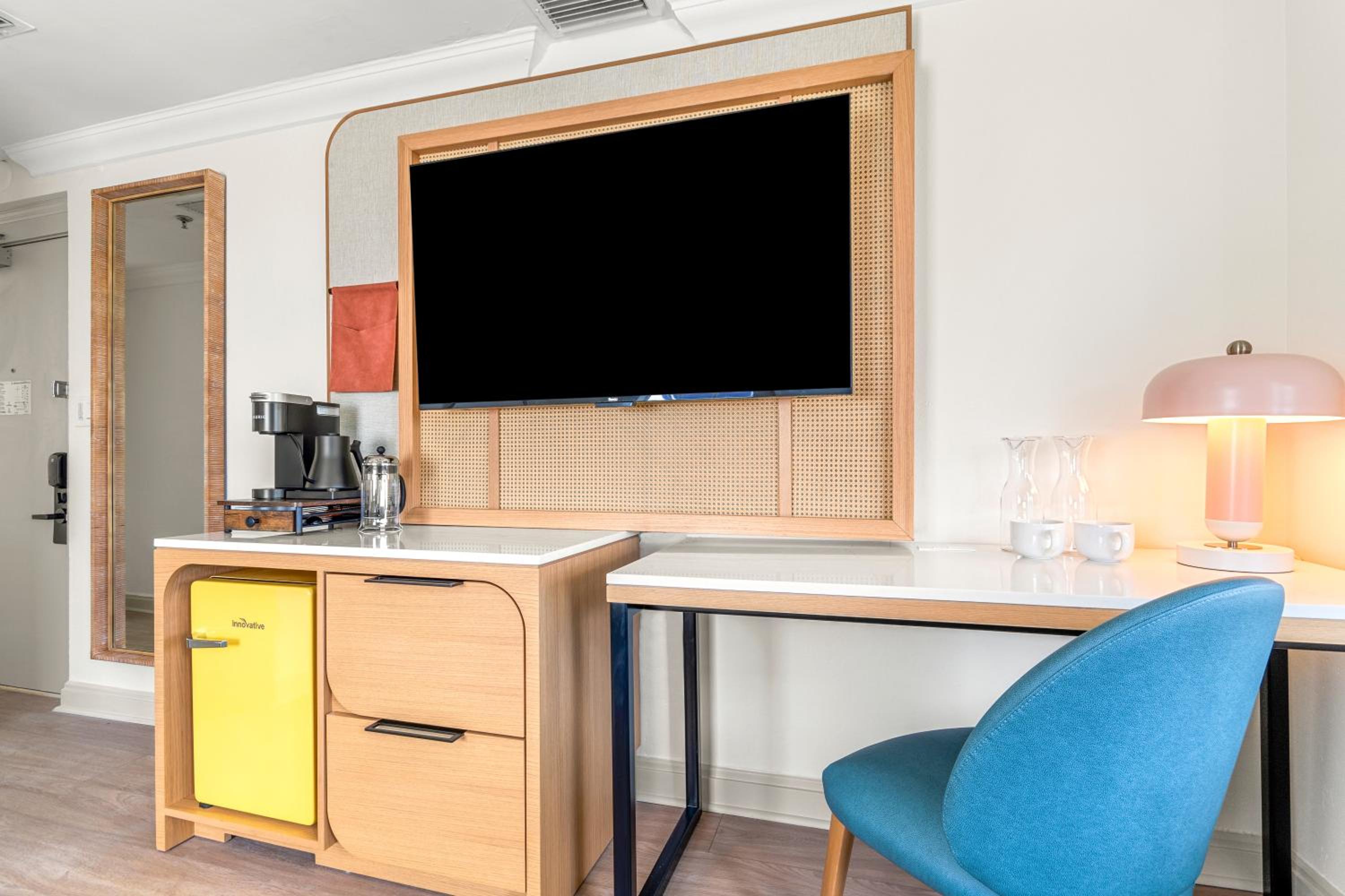 Deluxe Queen Suite - Photo 1