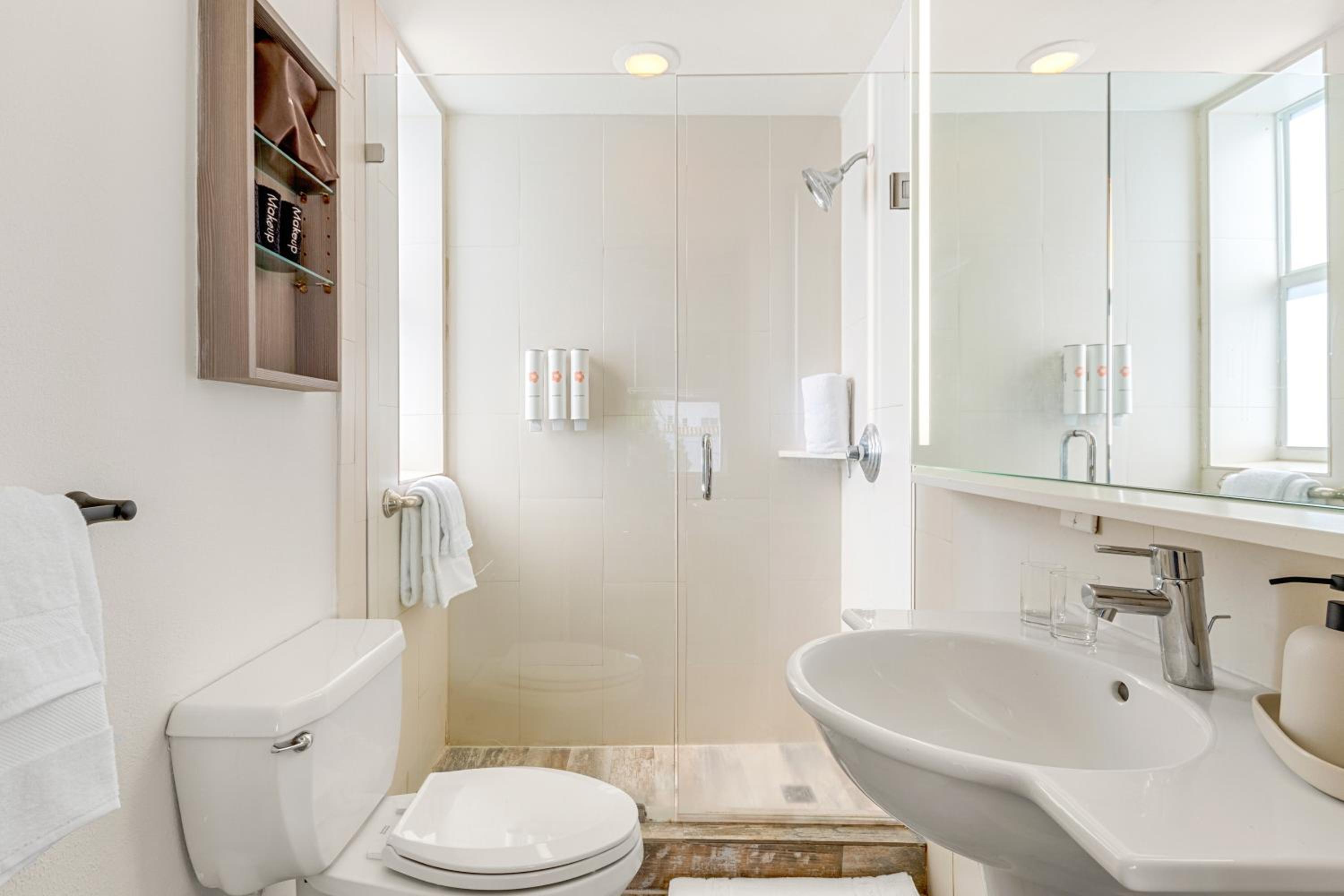Queen Suite - Photo 1