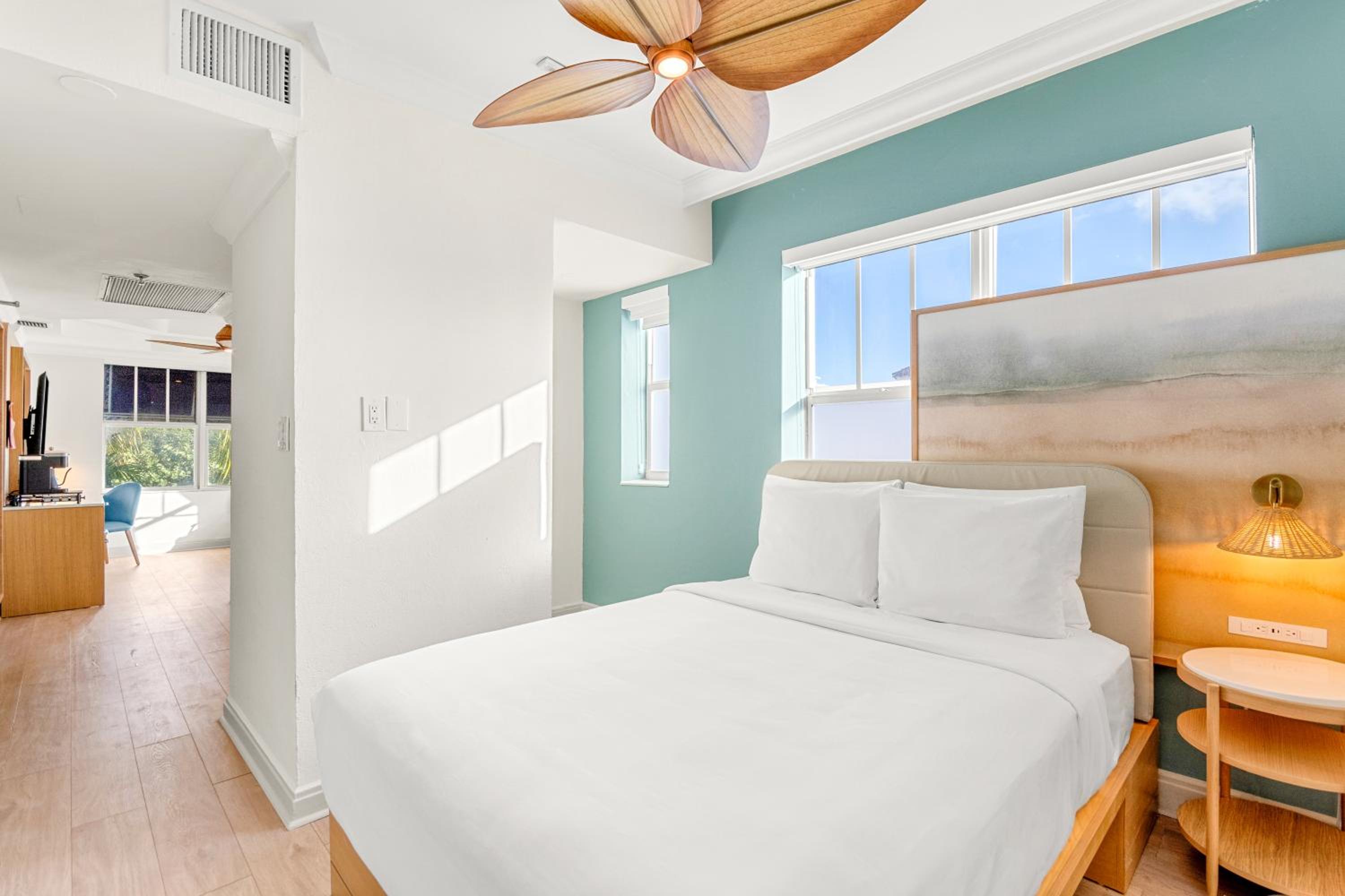 Deluxe Queen Suite - Photo 3