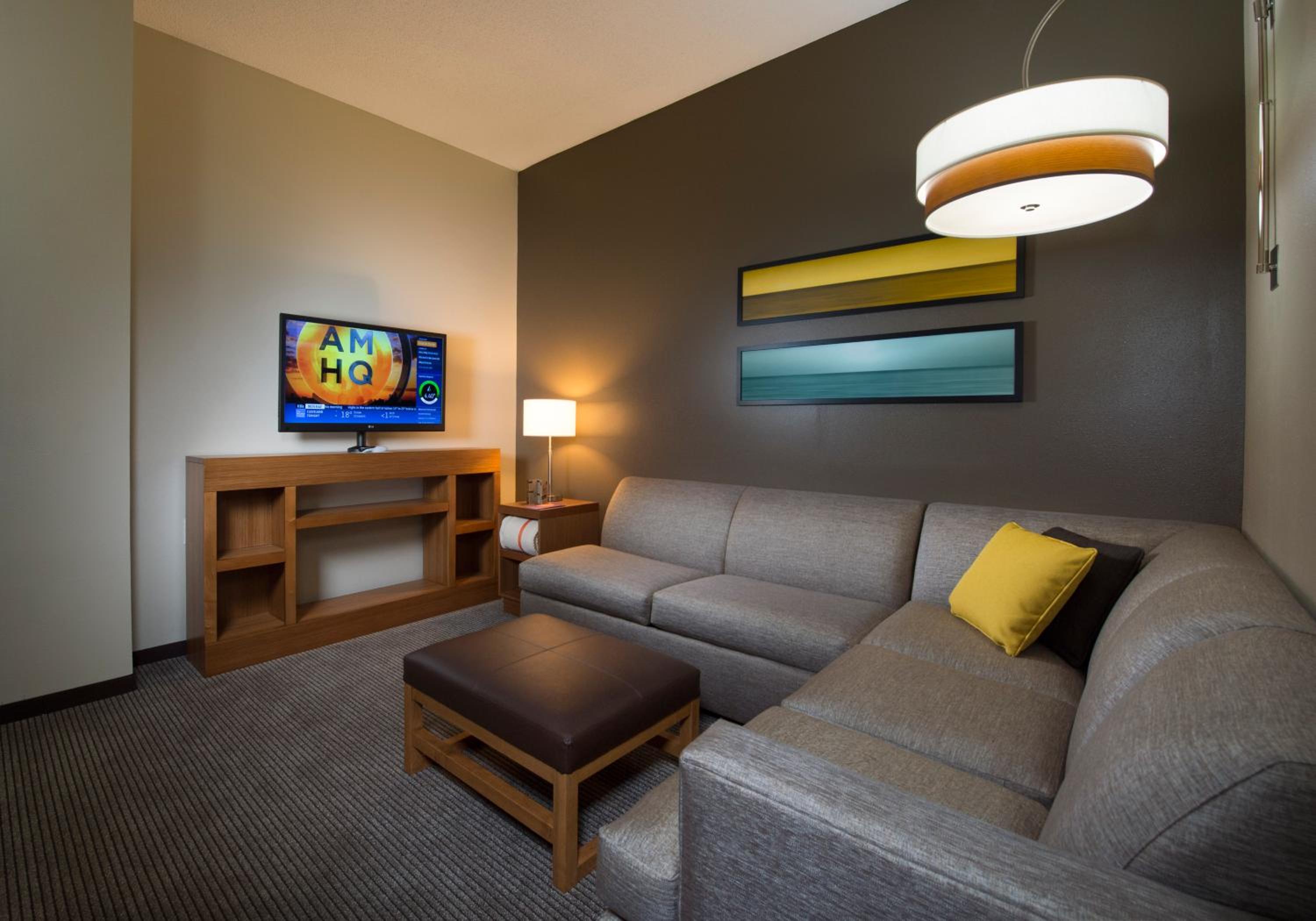 Queen Room with Two Queen Beds and Sofa Bed - High Floor - Photo 3