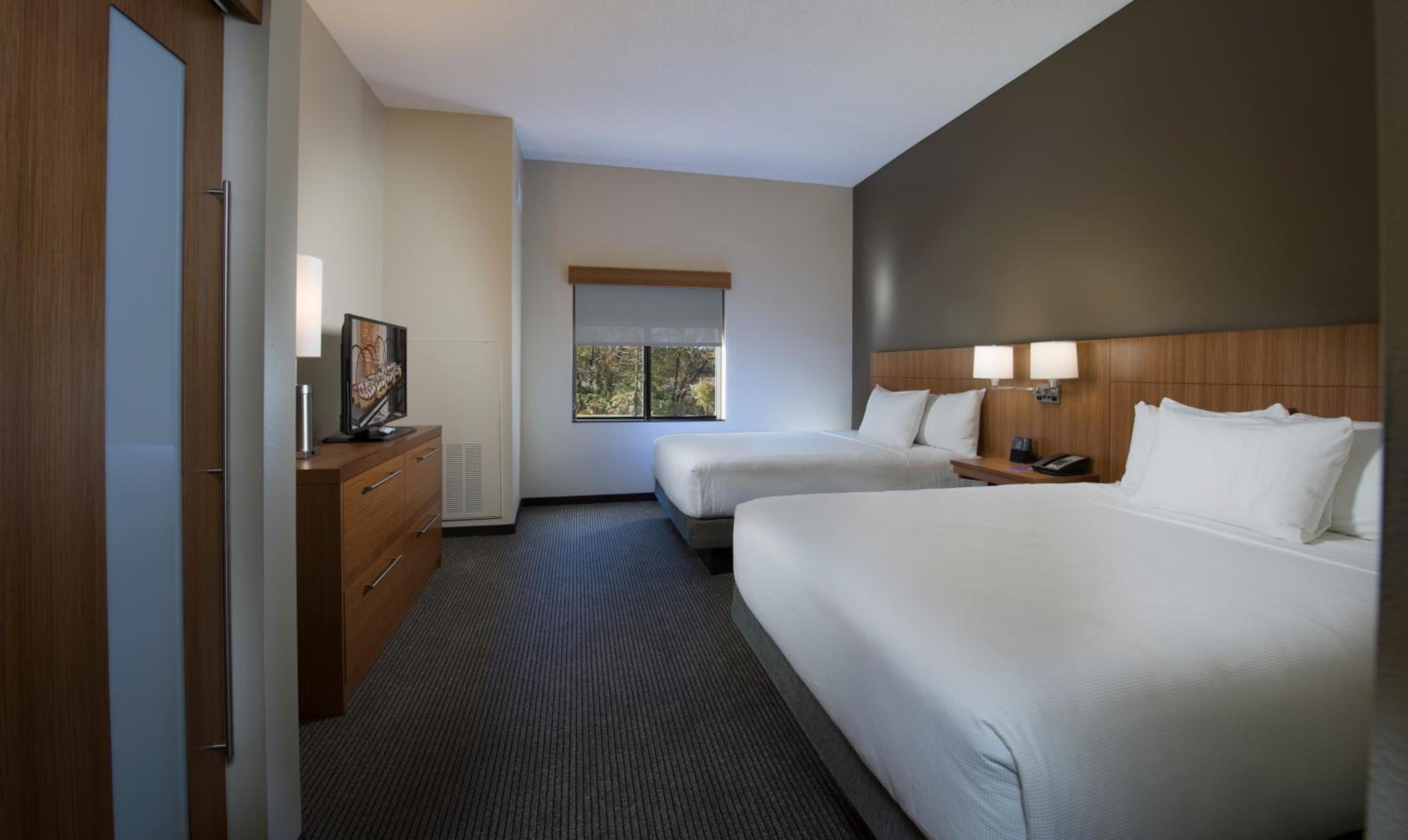Queen Room with Two Queen Beds and Sofa Bed - High Floor - Photo 1