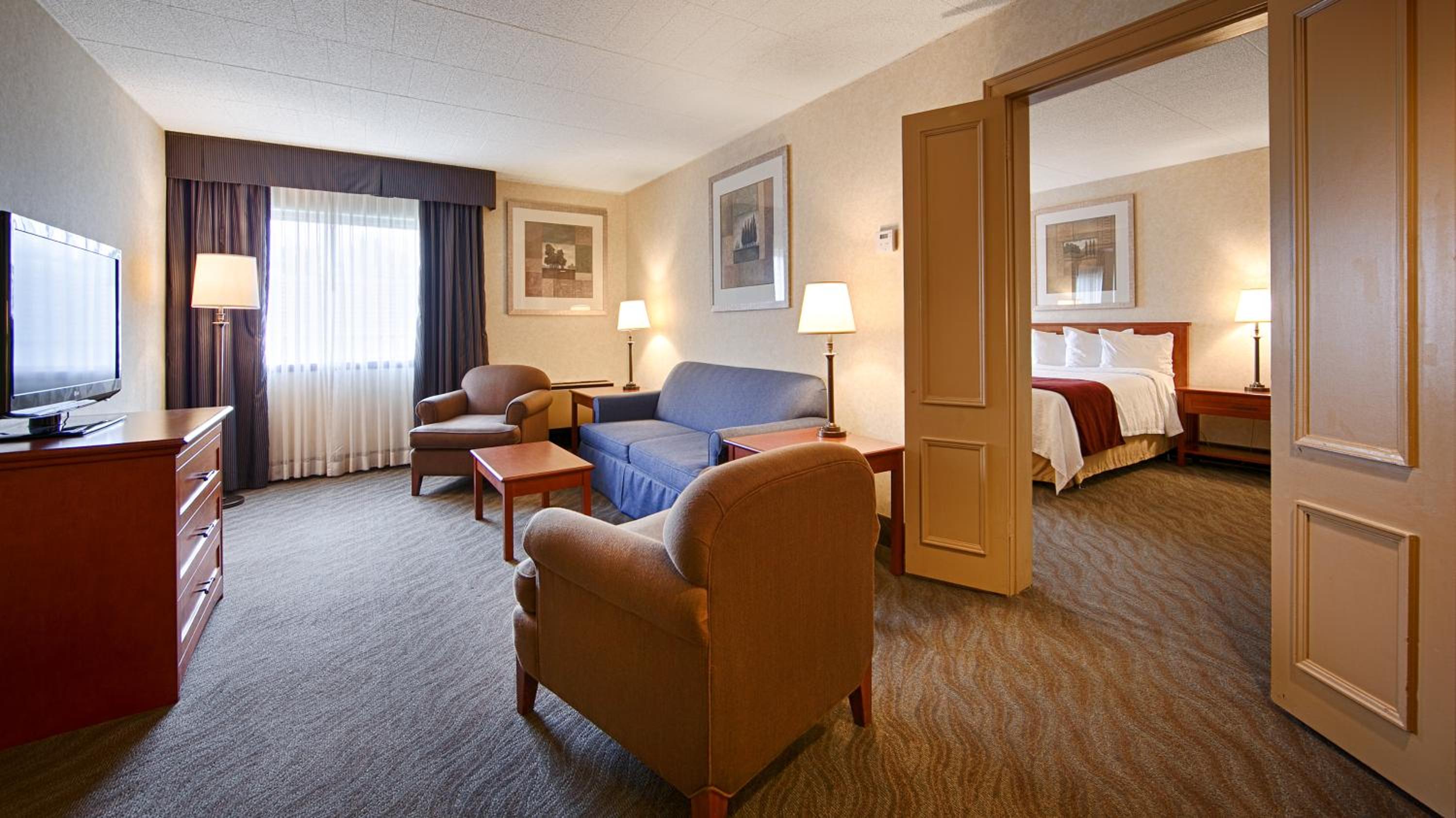 King Suite - Non-Smoking - Photo 3