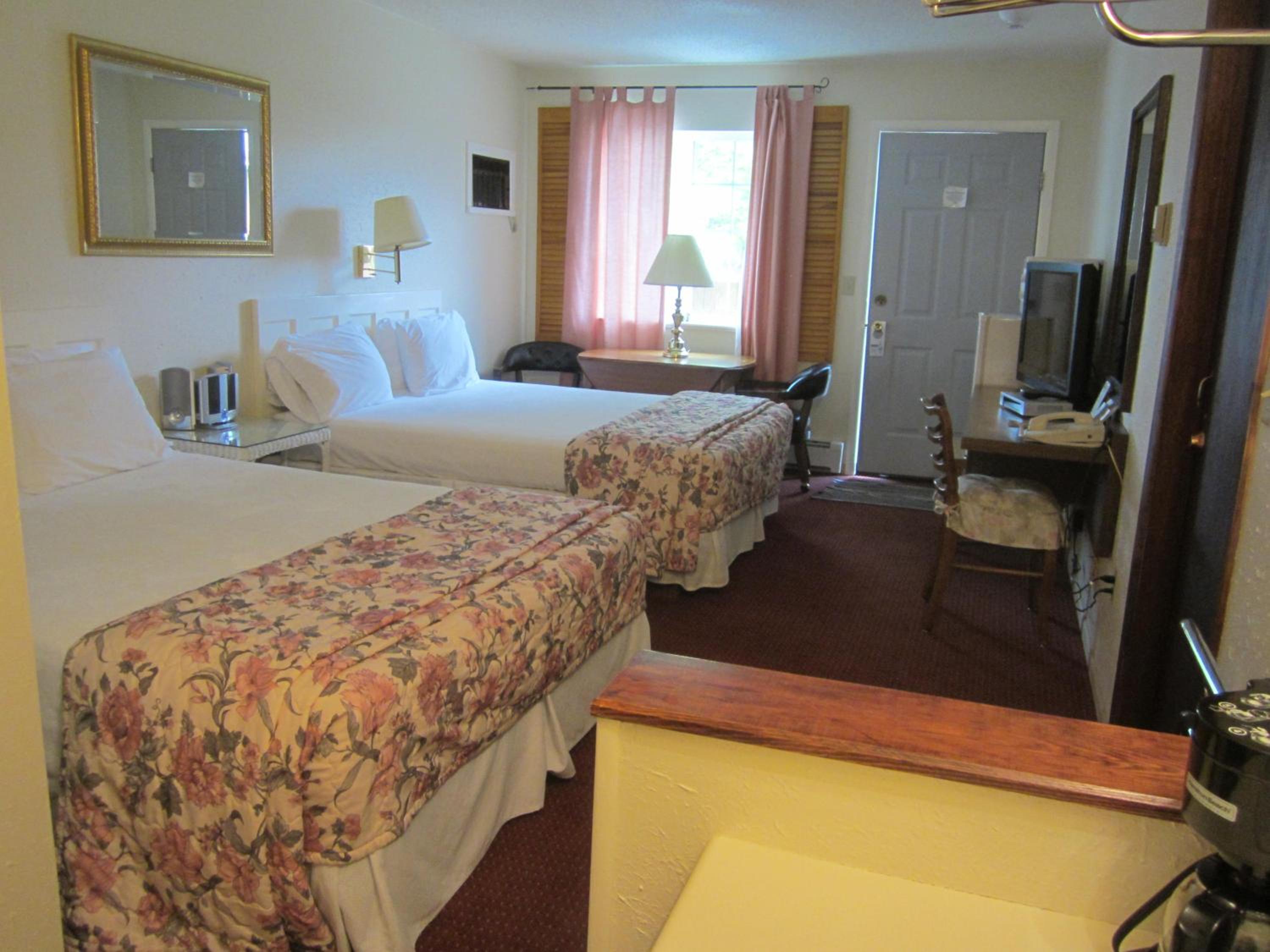 Queen Room with Two Queen Beds - Non-Smoking photo 3