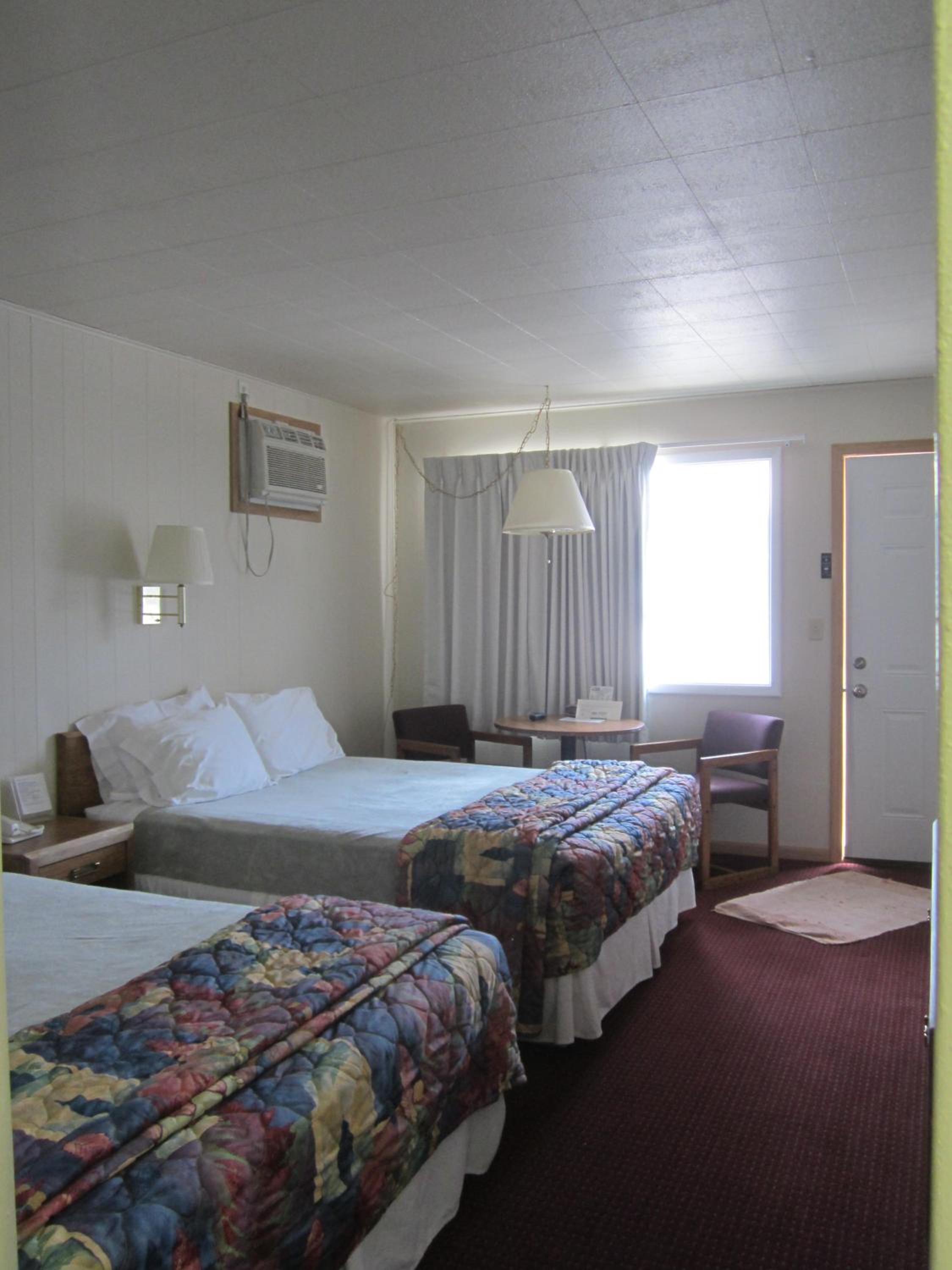 Queen Room with Two Queen Beds - Non-Smoking photo 2