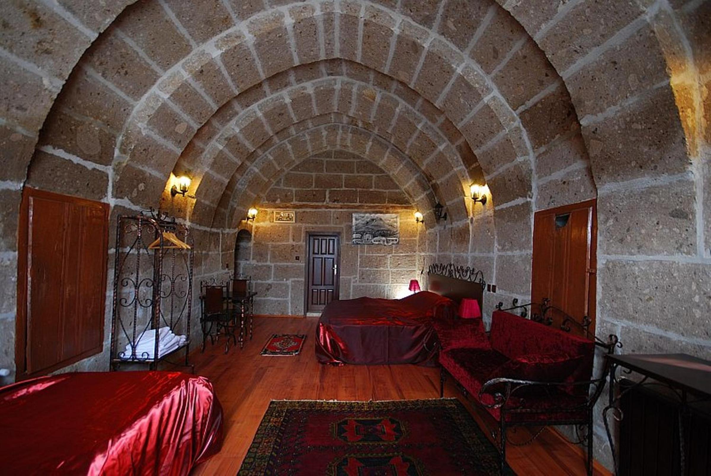 Deluxe Triple Cave Room - Photo 12