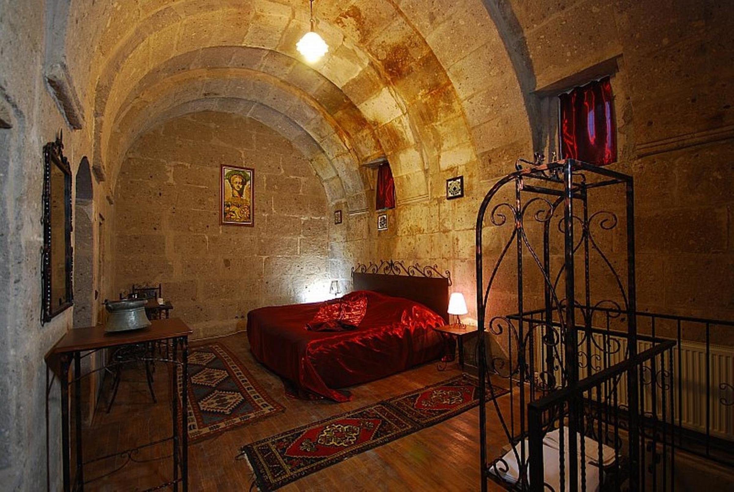 Deluxe Triple Cave Room - Photo 18