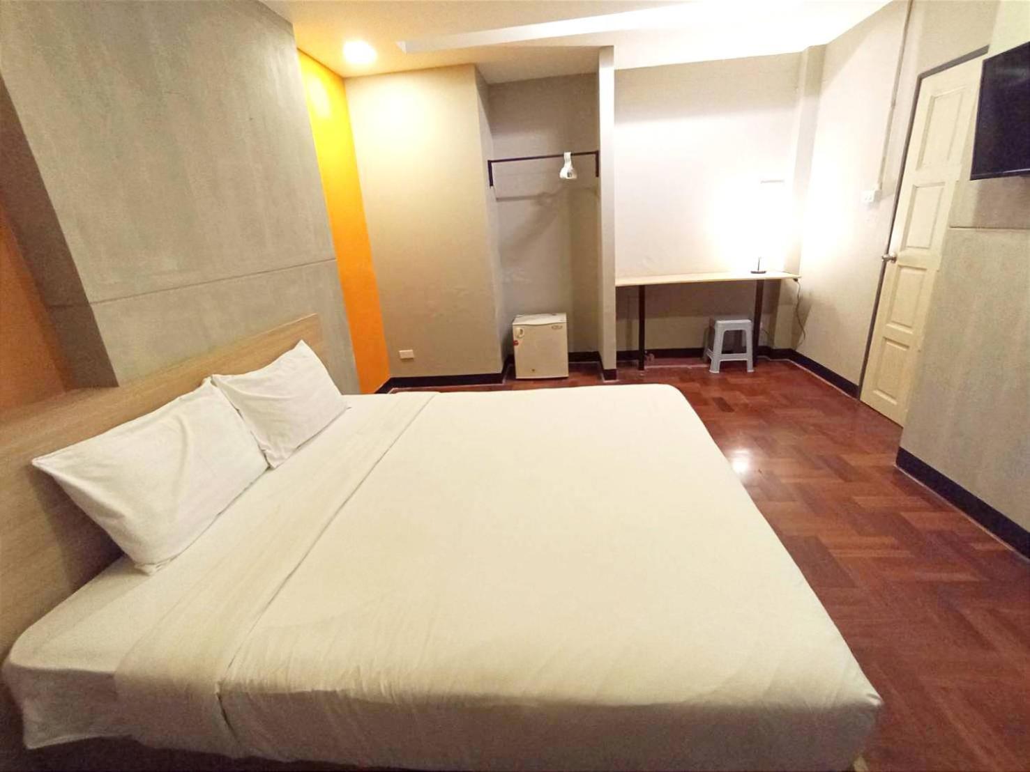 Queen Room with Shared Bathroom photo 2