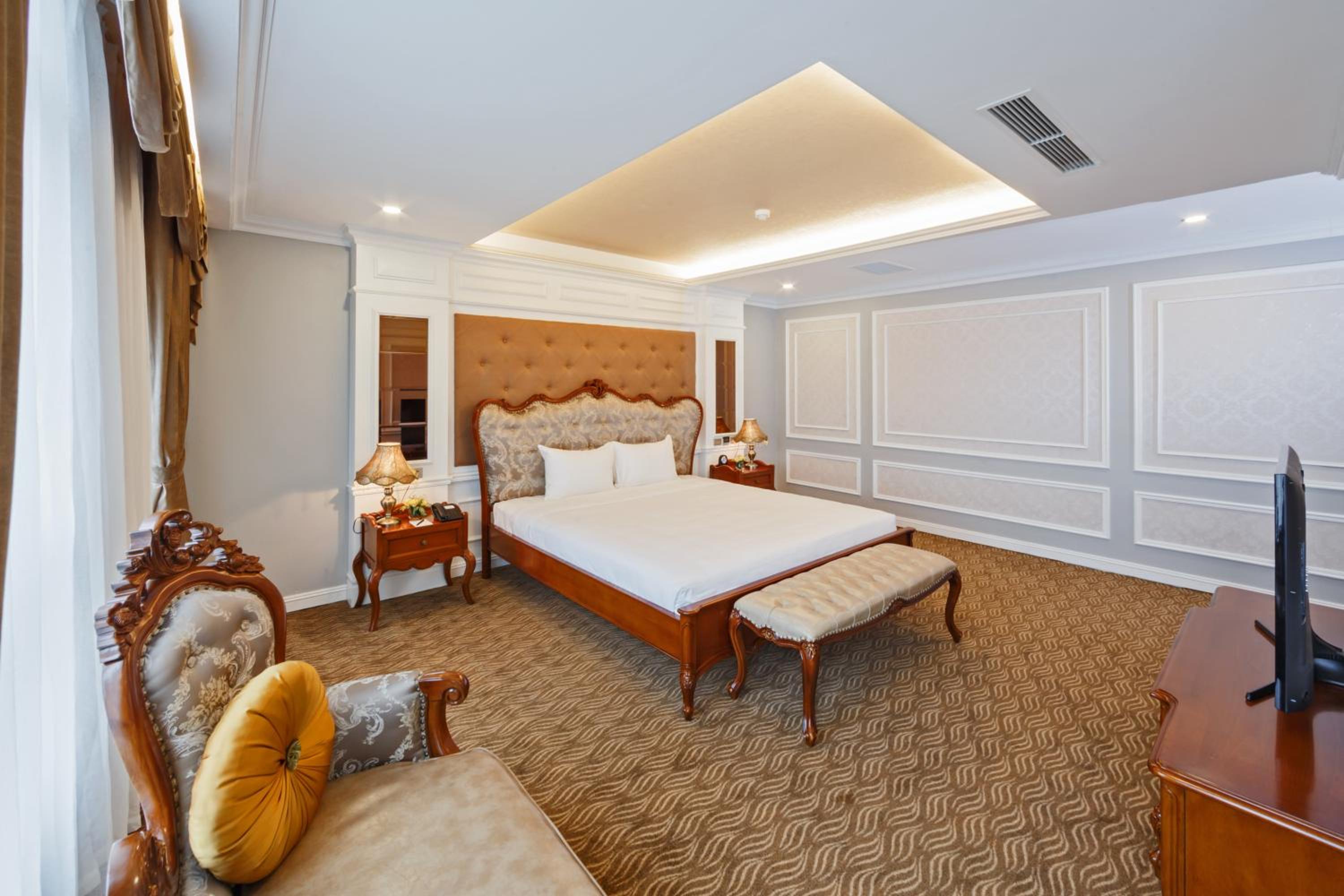 Deluxe Queen Suite photo 2