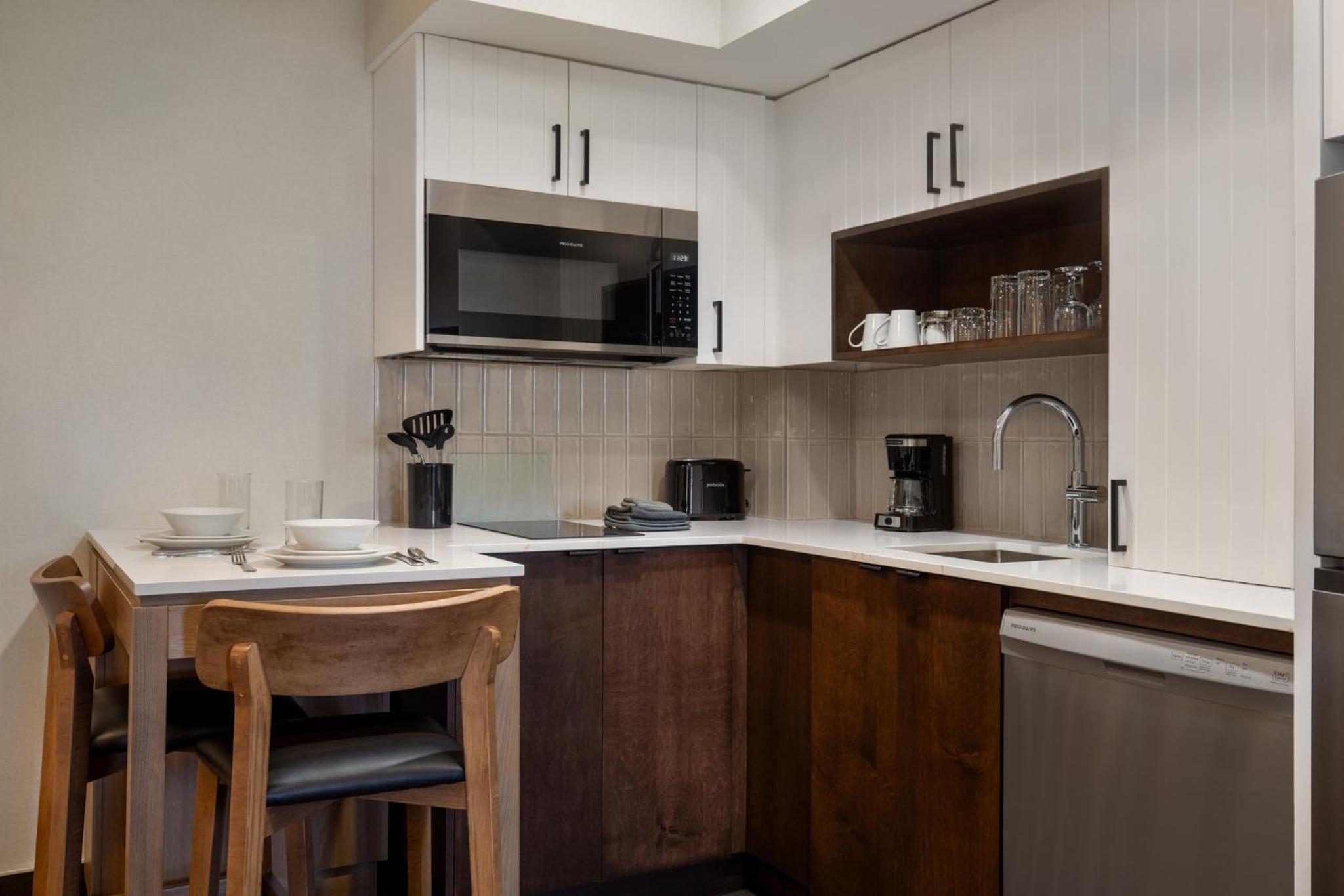 One-Bedroom Queen Suite with Walk In Shower and Kitchen photo 2