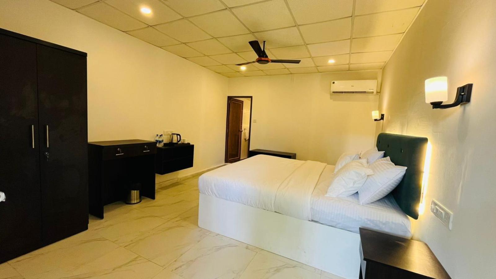 Deluxe Double Room with Balcony photo 2