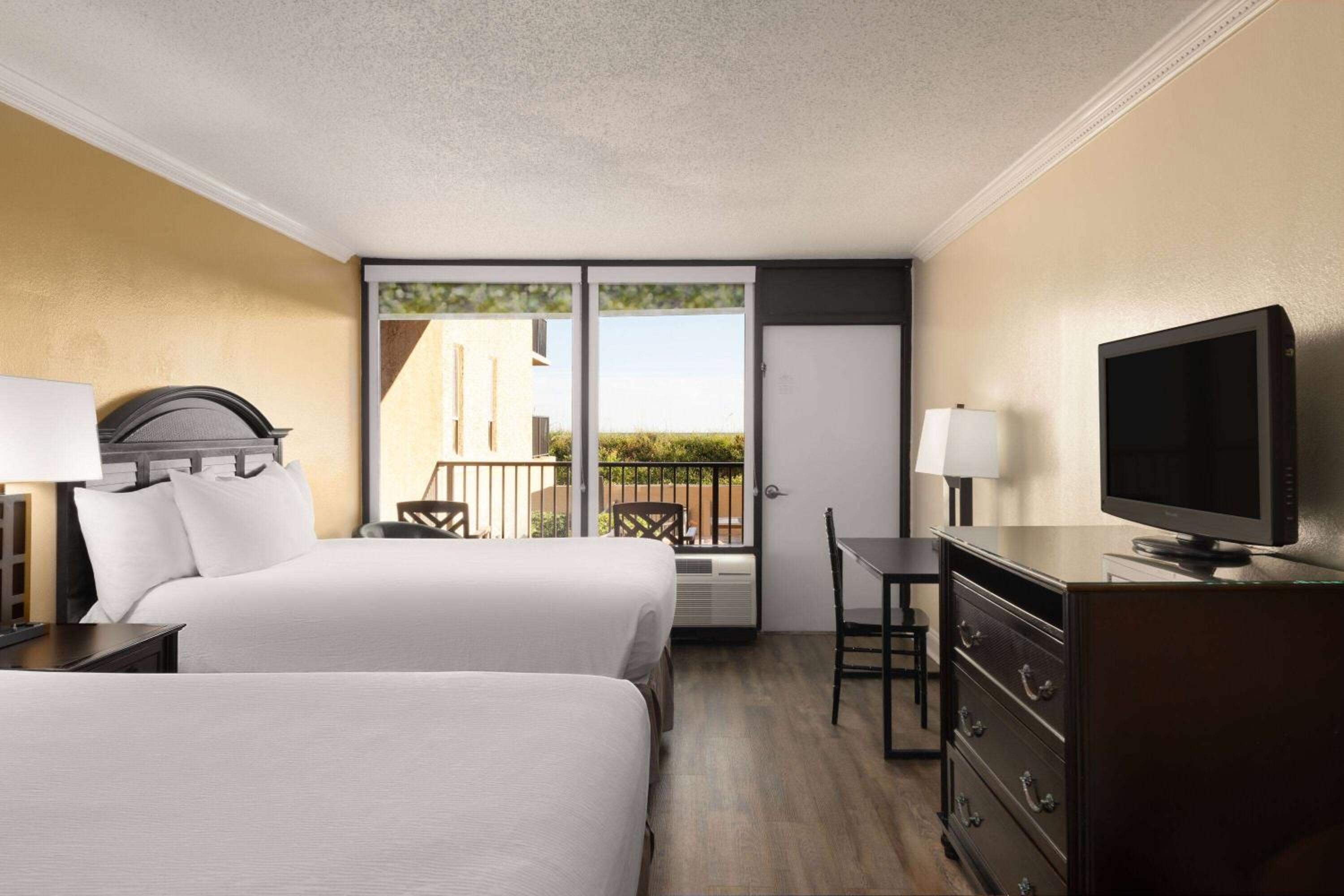 Queen Room with Two Queen Beds and Pool View photo 1