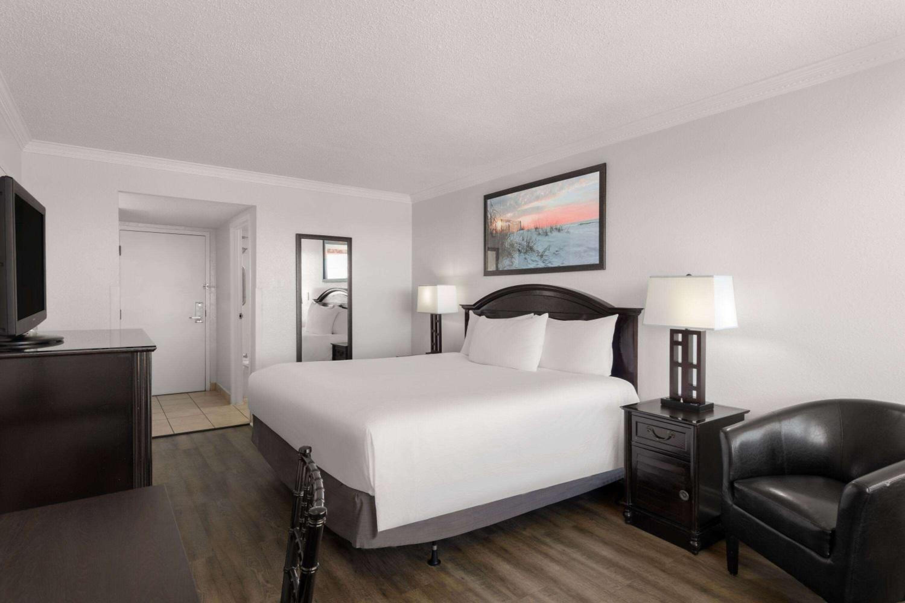 King Room with Pool View - Photo 2