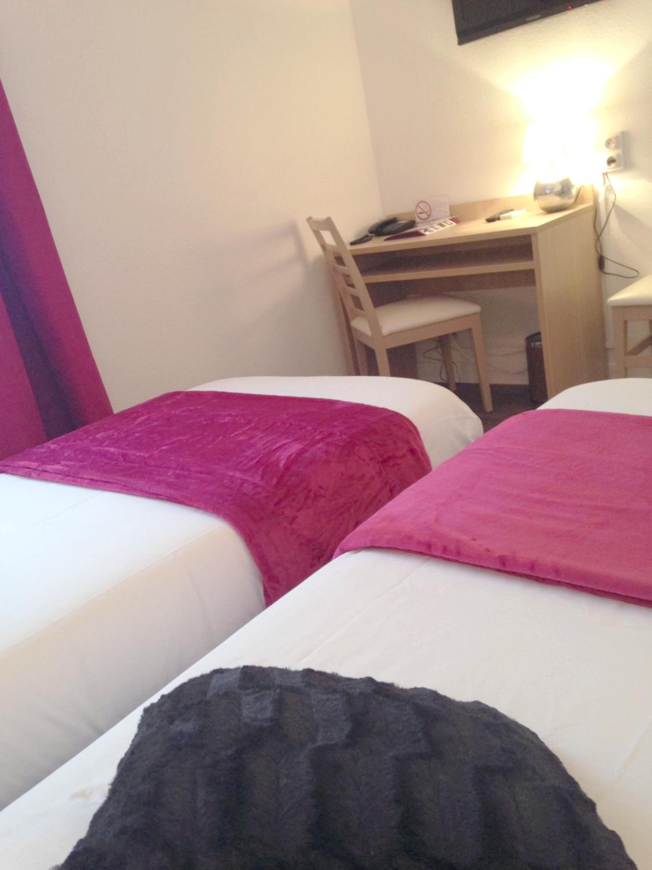 Standard Twin Room - Photo 2