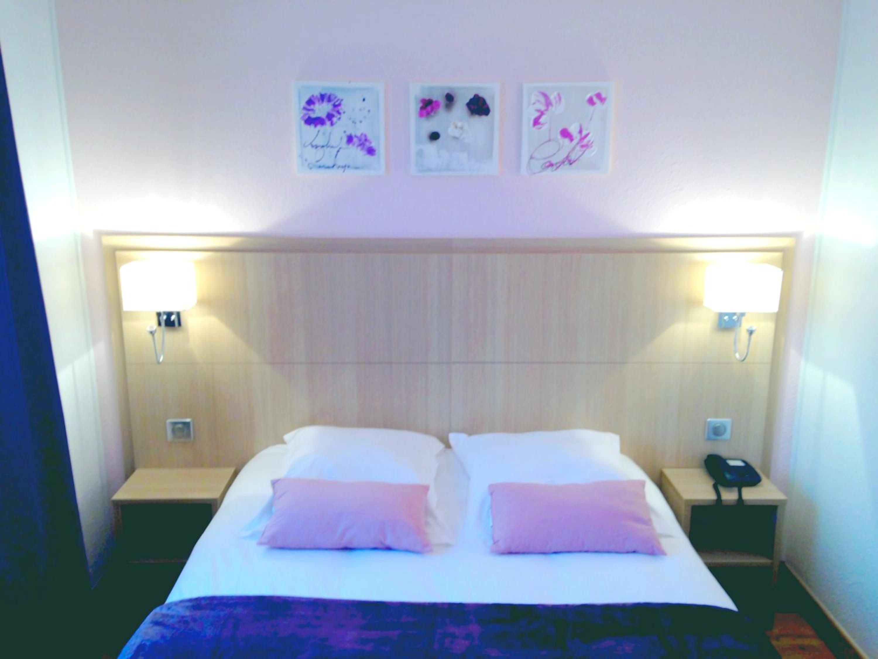 Standard Double Room - Photo 9