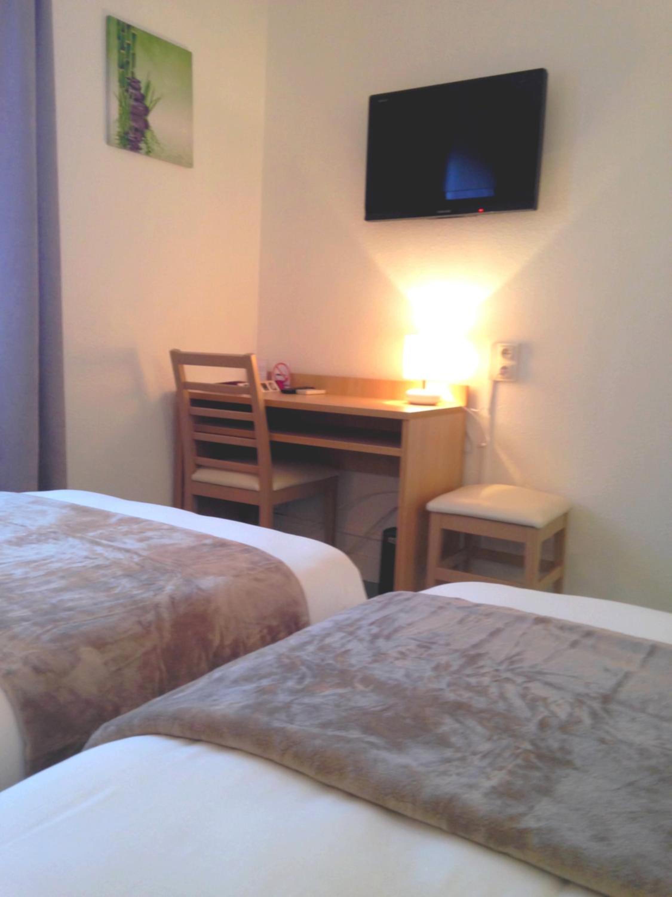 Standard Twin Room - Photo 6