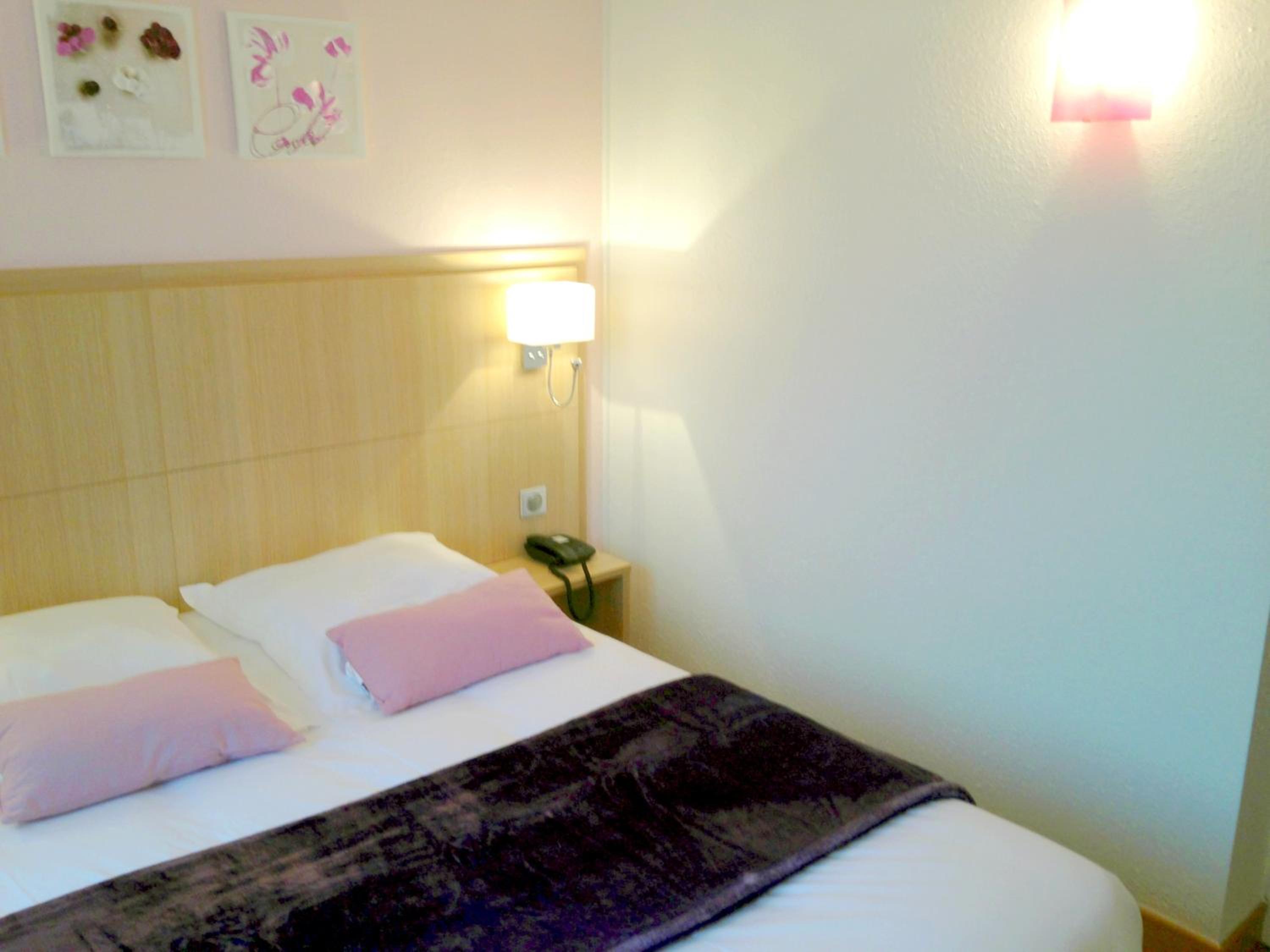 Standard Double Room - Photo 8