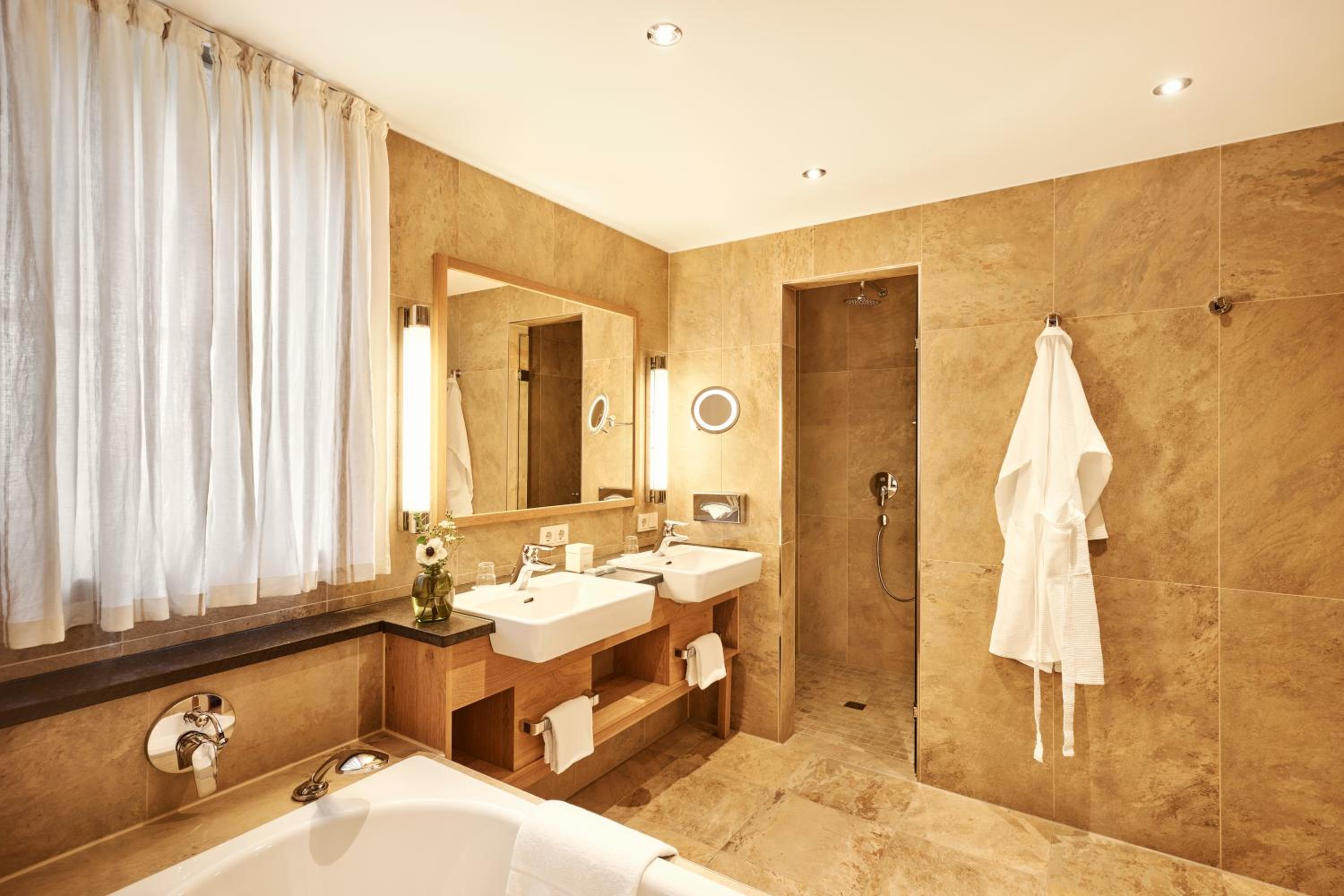 Suite with Lake View - Photo 1