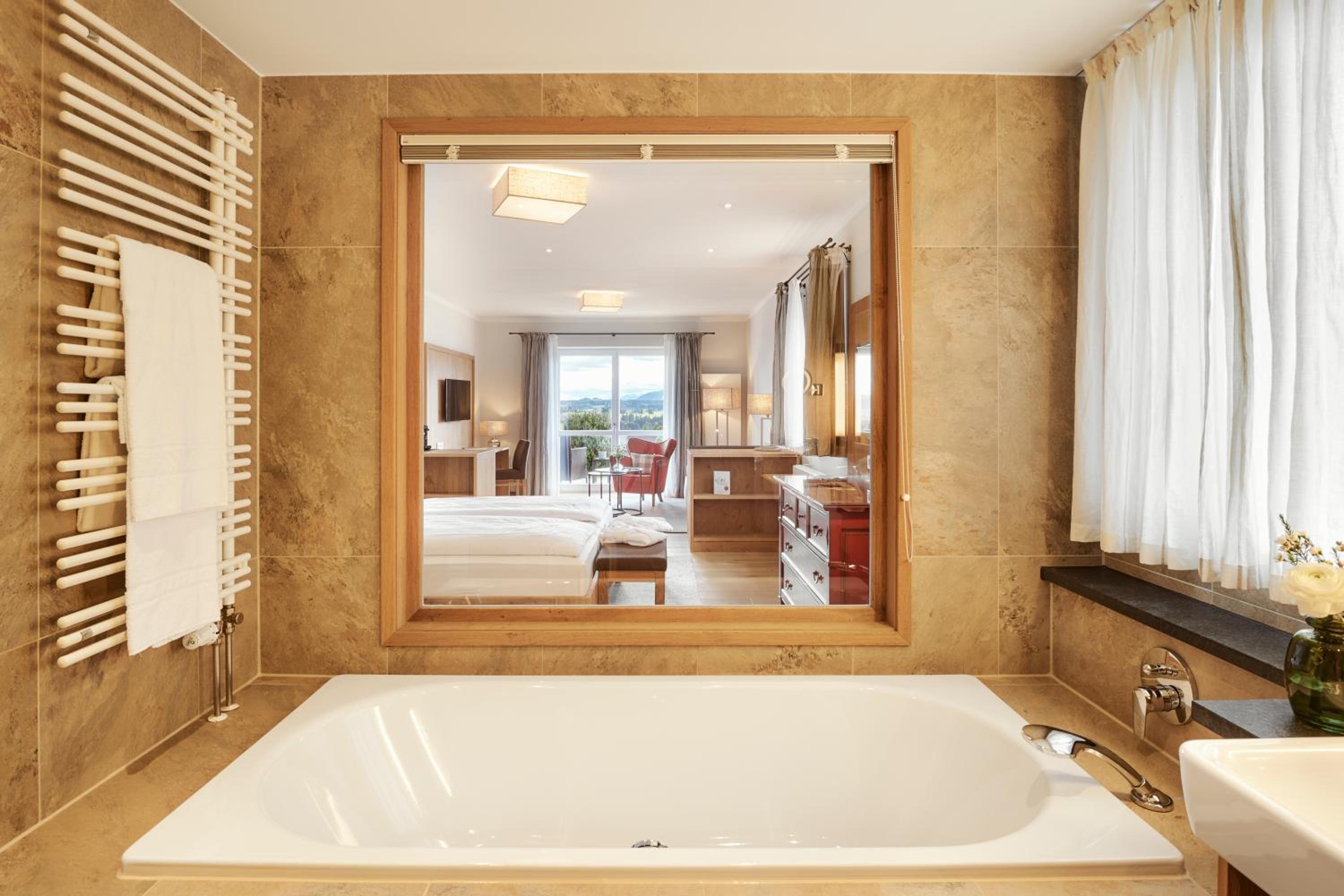 Suite with Lake View - Photo 2