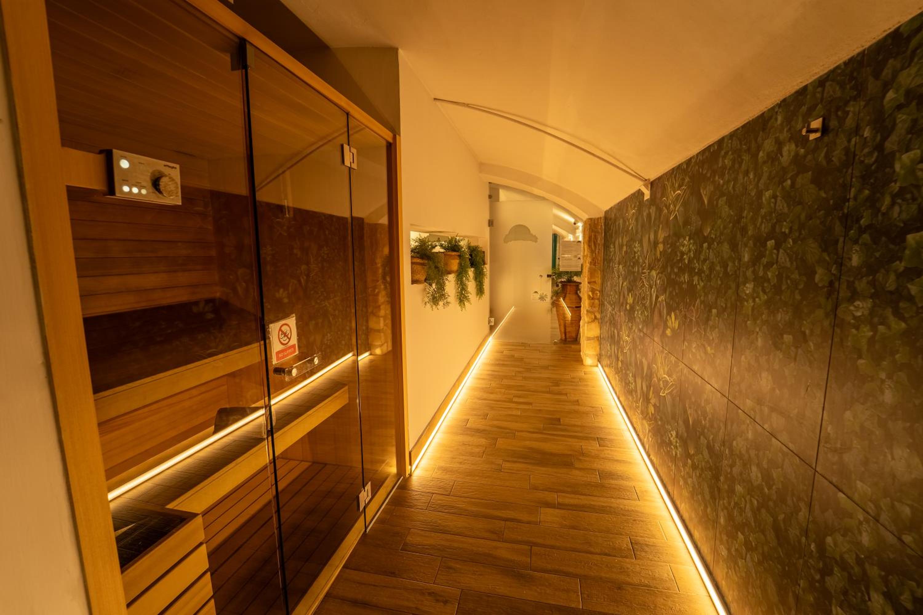 Double or Twin Room with Spa Access - Photo 4