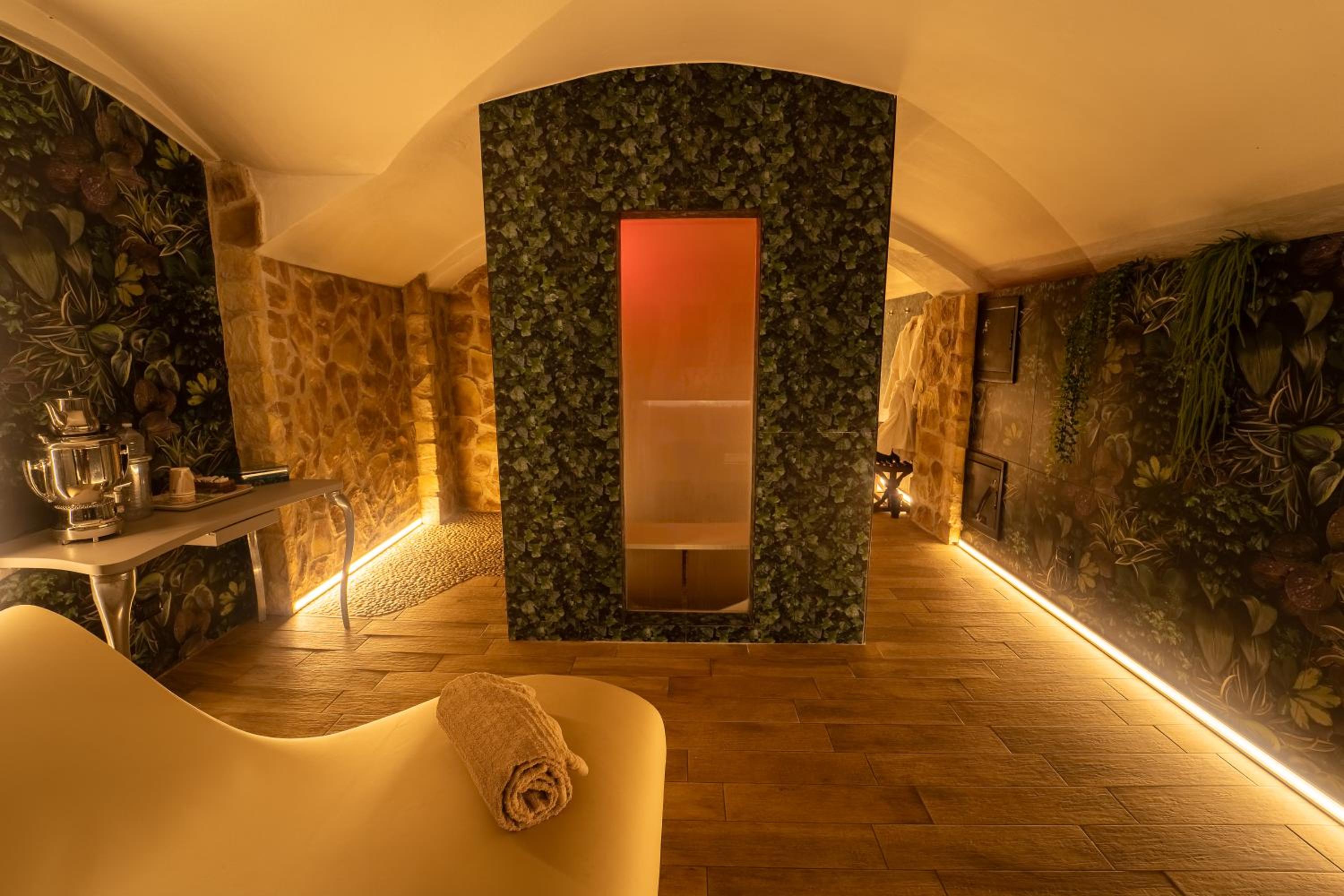Double or Twin Room with Spa Access - Photo 3