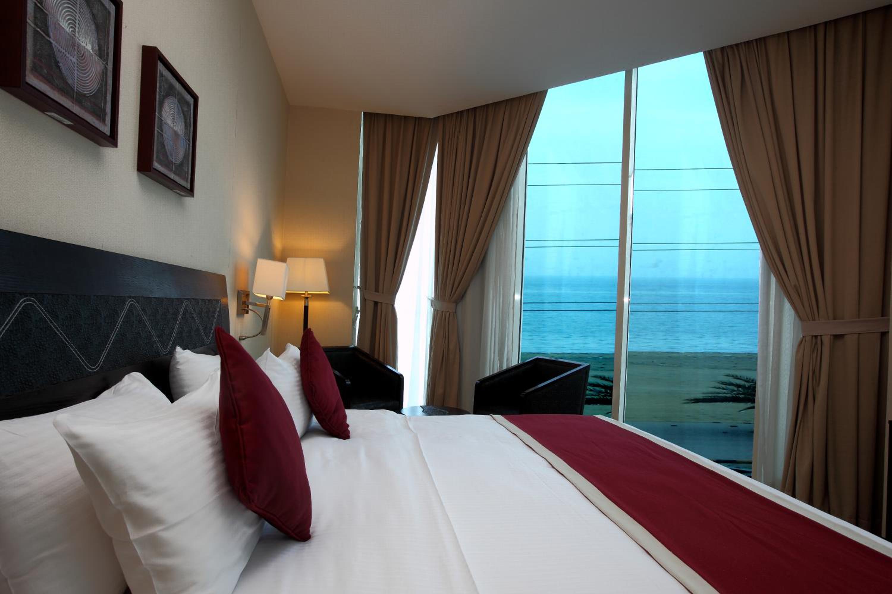 Panoramic King Suite With Gulf View photo 3