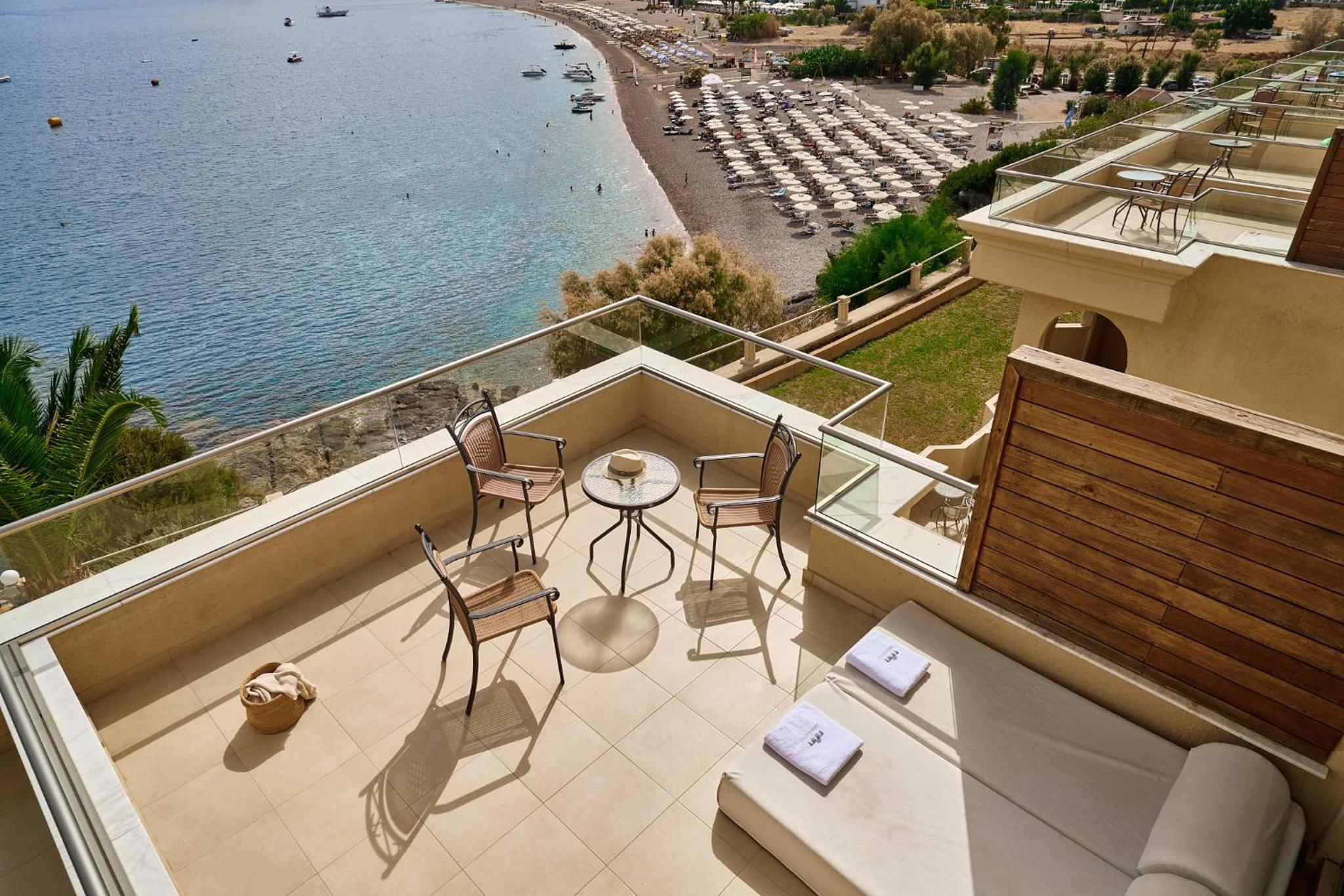 Deluxe Double Room with Beach View - Photo 2