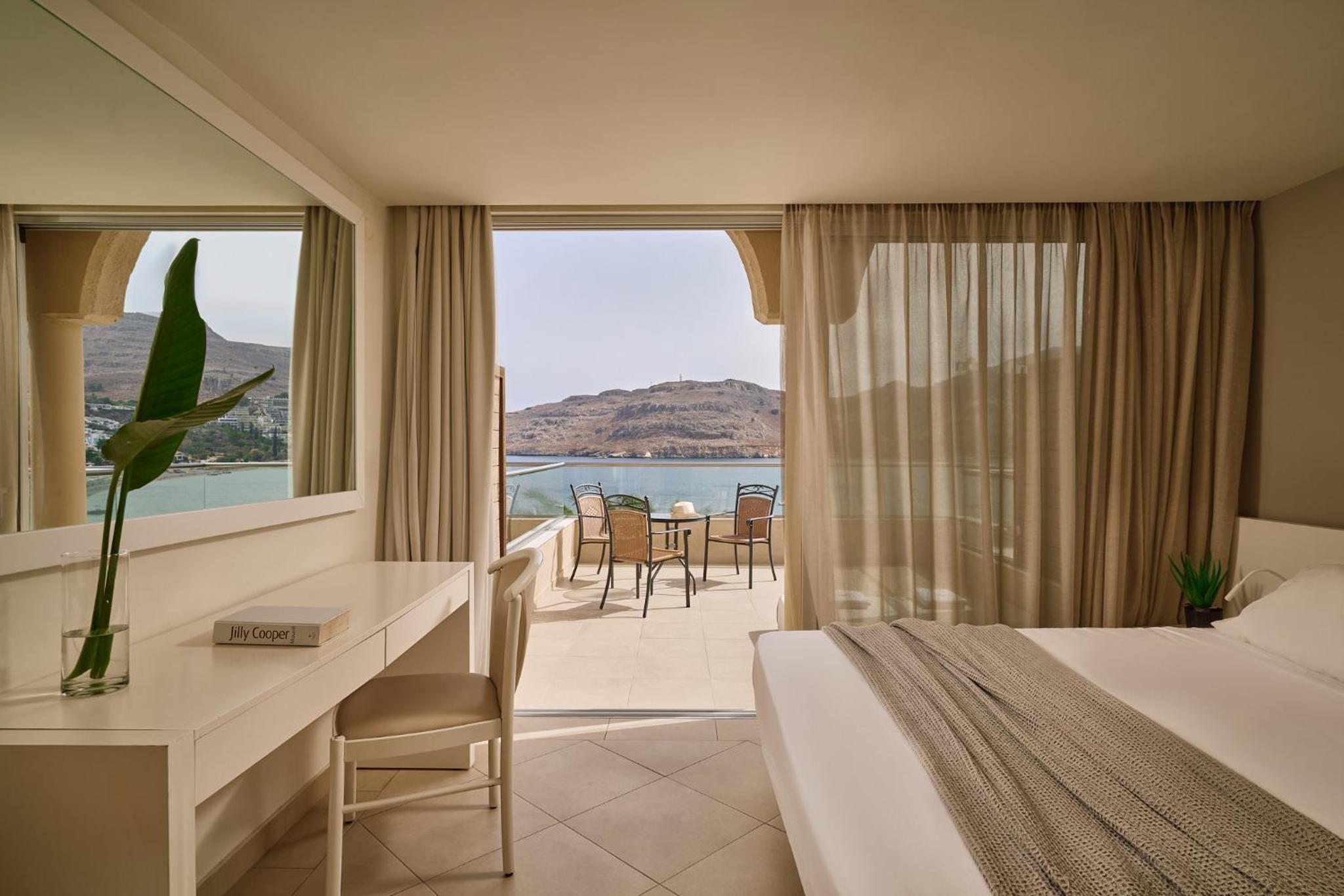 Deluxe Double Room with Beach View - Photo 4