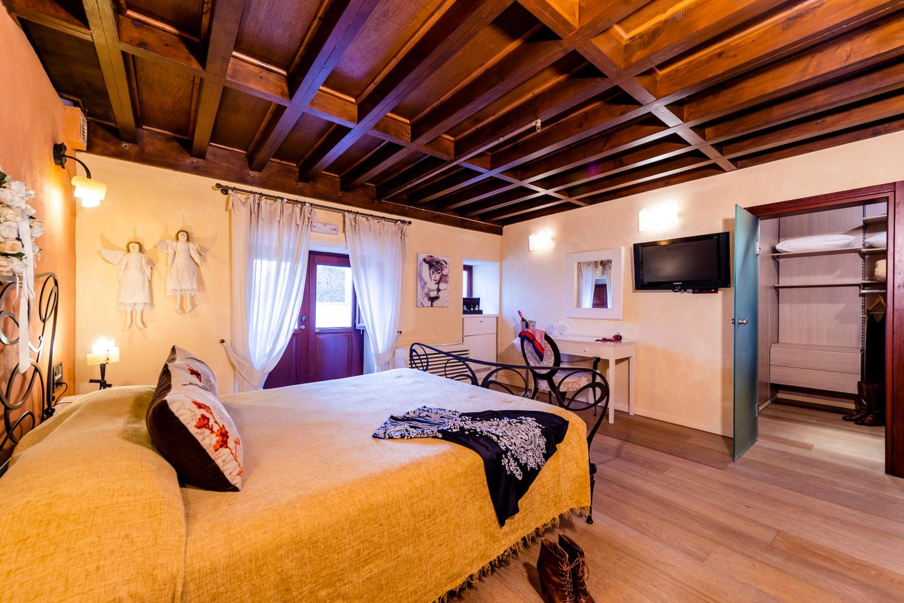 Eros Junior Suite with Spa Tub - Photo 2