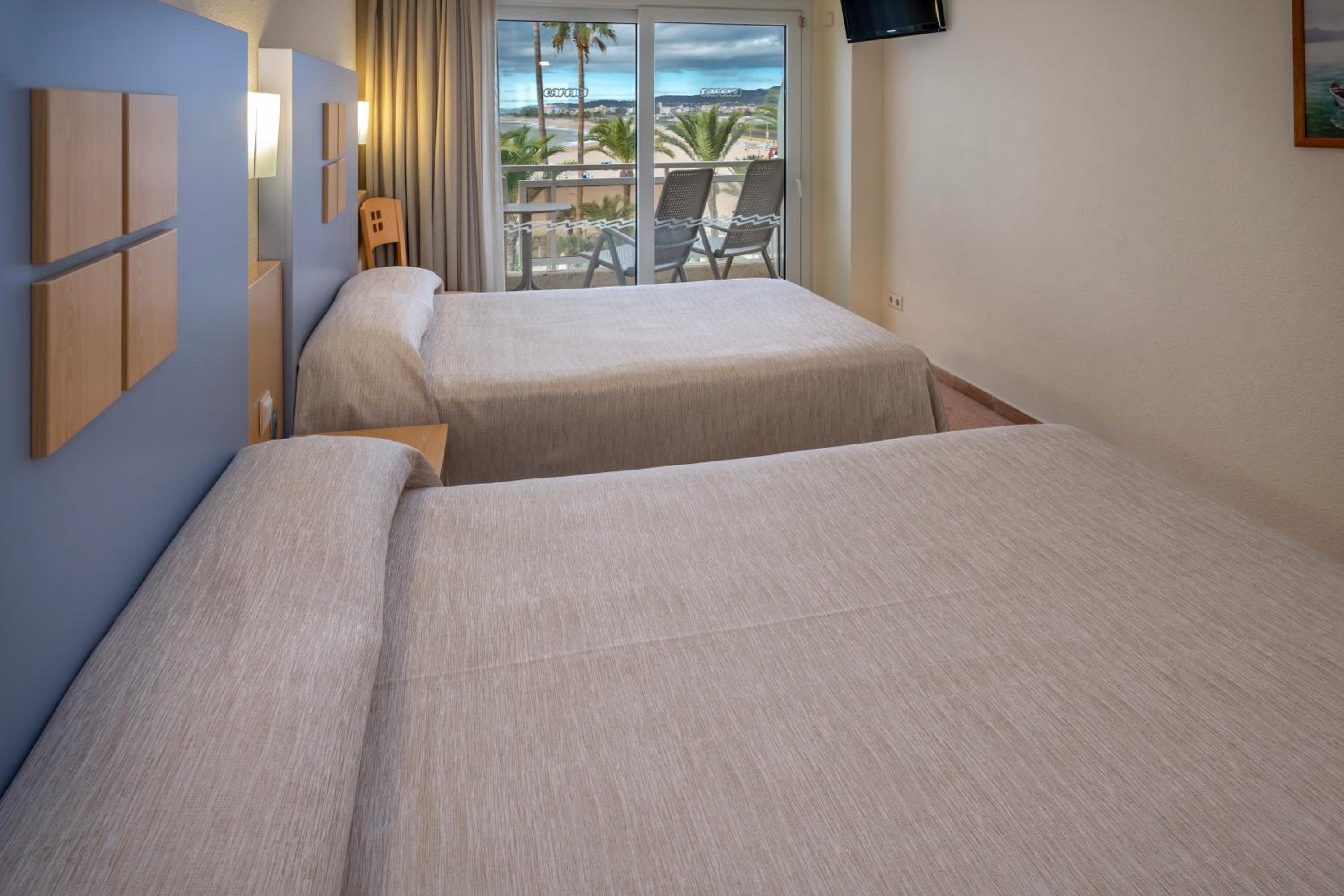 Standard Triple Room with Sea View - Photo 4