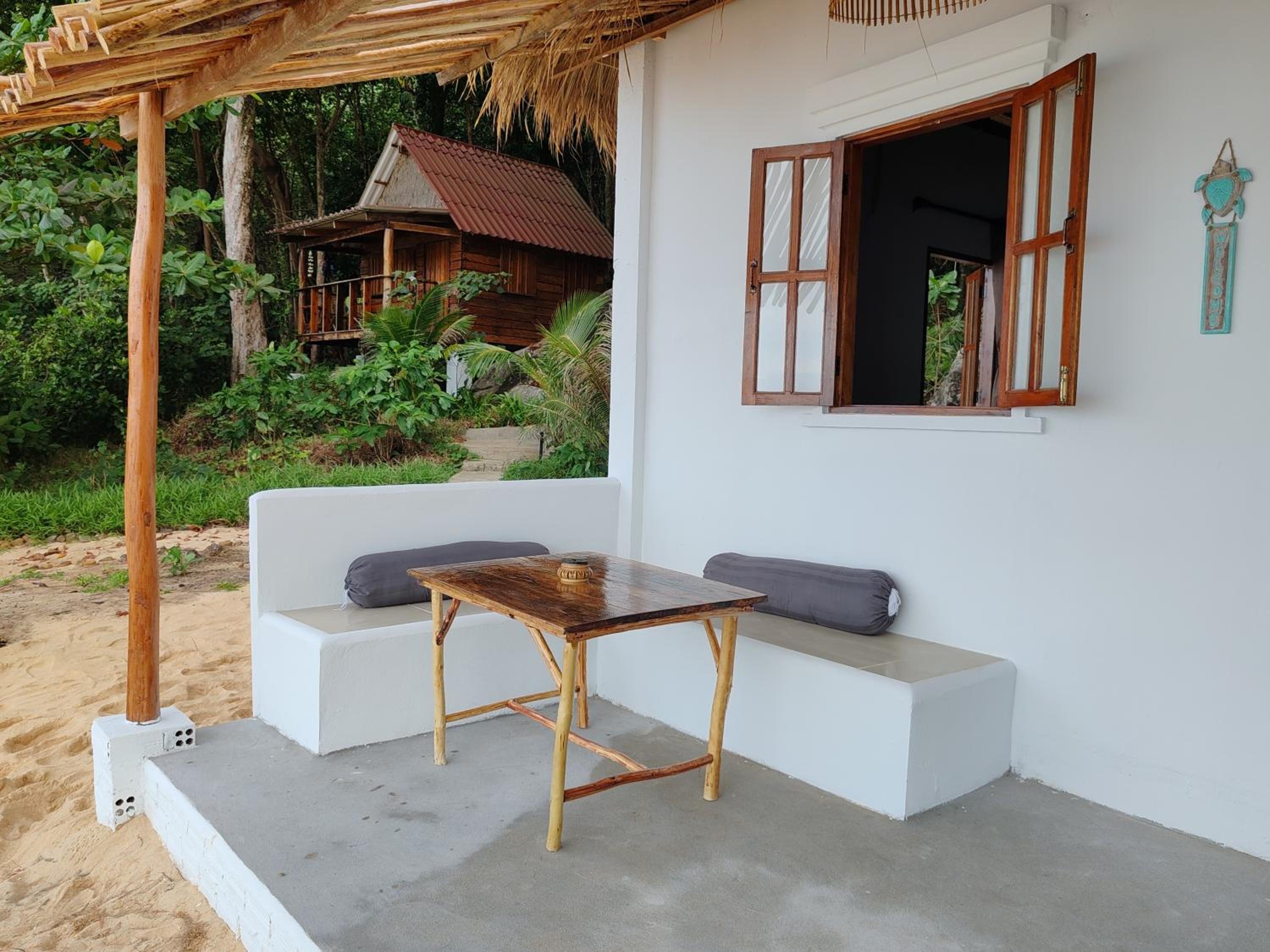 Deluxe Bungalow with Sea View - Photo 8