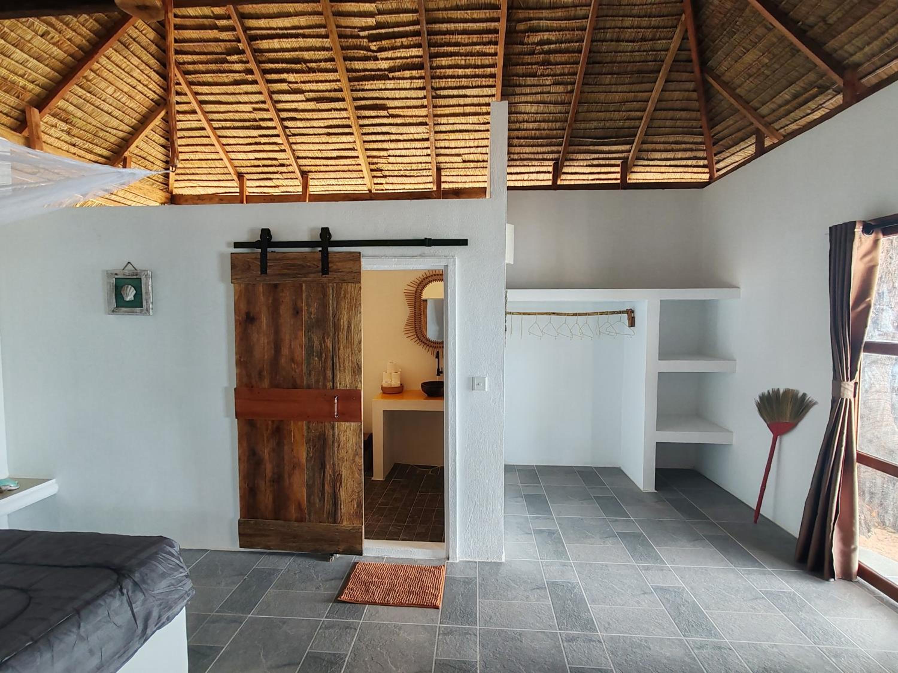 Deluxe Bungalow with Sea View - Photo 11