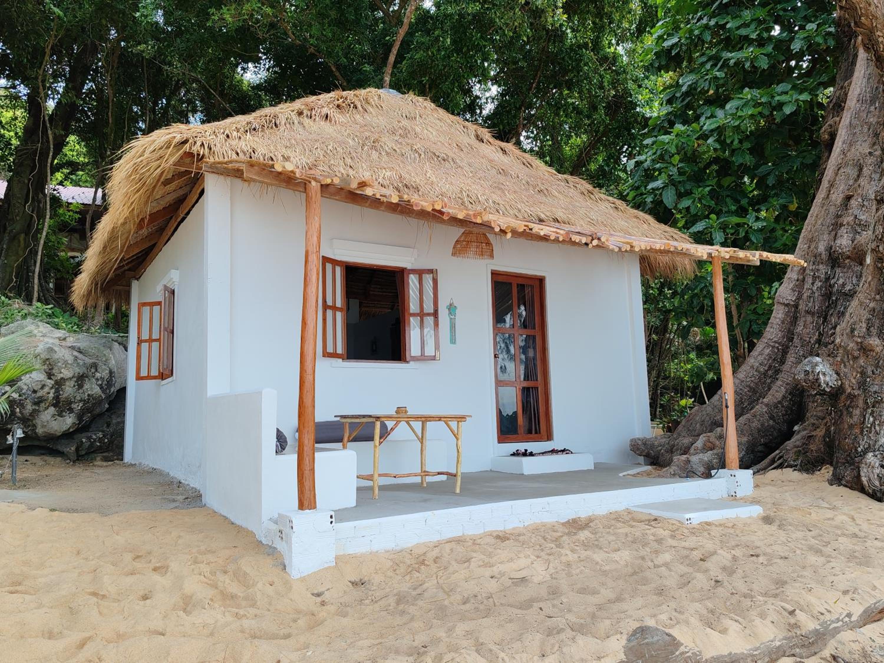 Deluxe Bungalow with Sea View - Photo 3